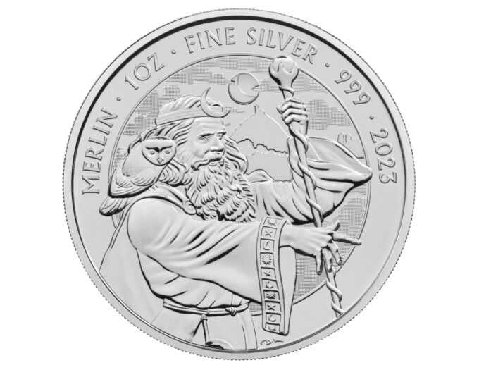 Investujte do legendy britského folklóru, pretože príbeh o kráľovi Artušovi inšpiruje najnovšiu sériu troch mincí v rámci zbierky venovanej mýtom a legendám. Bájny kráľ zdobí prvú mincu novej série, pričom Merlin druhú a Morgan le Fay sa plánuje objaviť na tretej minci.
Legenda o kráľovi Artušovi sa prvýkrát objavila vo waleských stredovekých kronikách deviateho a desiateho storočia a zostáva jednou z najikonickejších postáv britskej mytológie. Legenda sa v priebehu vekov vyvíjala s rôznymi príbehmi, ktoré ponúkajú zobrazenia Artura, ktoré siahajú od divokého bojovníka brániaceho Britániu pred saskými útočníkmi až po vznešeného vodcu rytierov okrúhleho stola, ktorý stelesňuje hodnoty rytierskej spoločnosti.
Dizajn, ktorý vytvoril skúsený ilustrátor David Lawrence, zobrazuje bájneho čarodeja Merlina, ako zviera magickú palicu, na opasku má pripevnený zlatý kosák a na ramene má posadenú sovu.
 