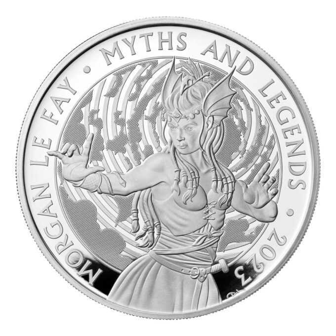 Minca s motívom Morgan le Fay je poslednou mincou v sérii inšpirovanej Artušovským mýtom. Bájny kráľ zdobí prvú mincu novej série, pričom Merlin a Morgan le Fay sú na druhej a tretej minci.
Postava, ktorá je bežne spájaná s mágiou a nadprirodzenom, prešla rôznymi reprezentáciami a zobrazeniami, odkedy sa prvýkrát objavila v diele Geoffreyho z Monmouthu z 12. storočia Vita Merlini. Vyobrazenia siahajú od dobrotivého liečiteľa až po mocnú čarodejnicu a vzťah postavy s ústrednou postavou legendy, kráľom Artušom, sa tiež časom menil.
Legenda o kráľovi Artušovi sa prvýkrát objavila vo waleských stredovekých kronikách deviateho a desiateho storočia a zostáva jednou z najikonickejších postáv britskej mytológie. Legenda sa v priebehu vekov vyvíjala s rôznymi príbehmi, ktoré ponúkajú zobrazenia Artura, ktoré siahajú od divokého bojovníka brániaceho Britániu pred saskými útočníkmi až po vznešeného vodcu rytierov okrúhleho stola, ktorý stelesňuje hodnoty rytierskej spoločnosti.
David Lawrence, skúsený dizajnér mincí, ktorý vytvoril reverzné vzory predchádzajúcich dvoch mincí v sérii, zachytil Morgana le Faya temnou a mystickou šošovkou. Nosí okrídlenú čelenku a stojí s rukami nakreslenými v pozícii, aby vykúzlila mágiu a použila ju proti svojim nepriateľom.
Každá minca, vyrazená z rýdzeho striebra 999, je dokončená podľa štandardu kráľovskej mincovne v kvalite PROOF. 
Limitovaná edícia v počte 2510 kusov!