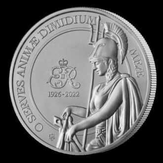 Odvážna bohyňa bojovníčka Britannia je už viac ako 2000 rokov symbolom britskej hrdosti a moci, často je zobrazovaná v korintskej prilbe, so štítom a kopijou.
Na začiatku 20. storočia sa Britannia stala symbolom národného smútku, keď Británia smútila nad smrťou kráľovnej Viktórie, a znova v roku 1910, keď národ smútil za jej najstarším synom Edwardom VII. Potom, s rýchlym rozvojom za kráľovnej Alžbety II., sa Britannia tiež prispôsobila dobe.
Minca zobrazuje obrázok Britannie v jej známej padnutej prilbe, s trojzubcom položeným na pleci a spúšťa národnú vlajku.
Na lícnej strane je vyobrazený obraz kráľa Karola III. spolu s nominálnou hodnotou a rokom vydania.