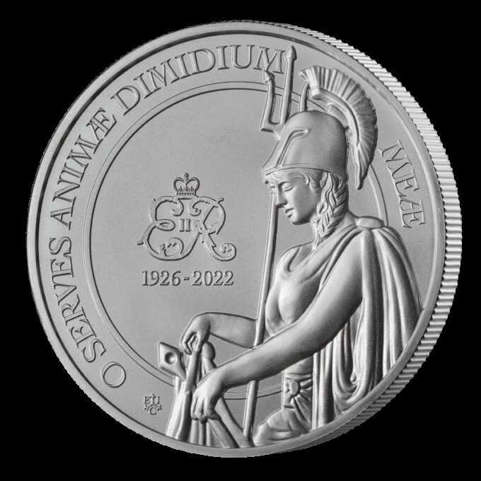 Odvážna bohyňa bojovníčka Britannia je už viac ako 2000 rokov symbolom britskej hrdosti a moci, často je zobrazovaná v korintskej prilbe, so štítom a kopijou.
Na začiatku 20. storočia sa Britannia stala symbolom národného smútku, keď Británia smútila nad smrťou kráľovnej Viktórie, a znova v roku 1910, keď národ smútil za jej najstarším synom Edwardom VII. Potom, s rýchlym rozvojom za kráľovnej Alžbety II., sa Britannia tiež prispôsobila dobe.
Minca zobrazuje obrázok Britannie v jej známej padnutej prilbe, s trojzubcom položeným na pleci a spúšťa národnú vlajku.
Na lícnej strane je vyobrazený obraz kráľa Karola III. spolu s nominálnou hodnotou a rokom vydania.