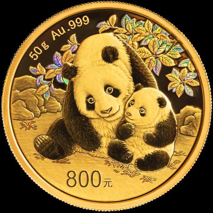 Čínska panda je nepochybne najpopulárnejšou a najlegendárnejšou zlatou mincou. Vďaka každoročne sa meniacim motívom sú čínske mince Panda veľmi populárne medzi investormi a zberateľmi.
Motívom mince roku 2024 je dospelá panda, ktorá sa s láskou stará o svoje mláďa, ako aj kamene a konáre s listami v pozadí.
Na rube je každoročne identický obraz slávneho Nebeského chrámu v Pekingu. Národný symbol Číny je súčasťou svetového dedičstva UNESCO od roku 1998. Panda veľká, ktorá pochádza z Číny, je považovaná za symbol šťastia a všeobecne znamená harmóniu a trpezlivosť.
Zlatá minca Panda od Čínskej ľudovej banky sa dodáva v originálnom balení vrátane certifikátu pravosti.