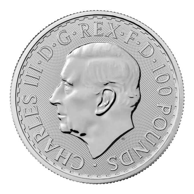 Postava Britannia má dlhodobý vzťah s britským razením mincí.
Ženské stelesnenie národa má počiatky v staroveku. Prvýkrát sa objavila na rímskych minciach okolo roku 119 nášho letopočtu, no postupom času sa vyvinula, aby odrážala silné stránky a hodnoty Británie.
Minca obsahuje inovatívnu bezpečnostnú technológiu, ktorá z nej robí vizuálne najbezpečnejšiu striebornú mincu na svete. Vyobrazenie Minca Britannie od Philipa Nathana, je vyrazená z rýdzej platiny 999,5 a je vylepšená štyrmi bezpečnostnými prvkami.
V ľavej dolnej časti návrhu, pod splývavými šatami Britannie, predstavuje trojzubec jej námornú históriu a silu. Keď pozorovateľ zmení perspektívu, tento trojzubec sa stane visiacim zámkom, ktorý zdôrazňuje bezpečnú povahu mince.
Povrchová animácia odráža pohyb vĺn a jemné detaily, ako napríklad vlajka Únie na štíte Britannie, boli starostlivo zvýraznené v tejto povrchovej úprave mince. Tieto pridané bezpečnostné prvky zdobia a chránia mincu, rovnako ako mikrotext, ktorý lemuje dizajn, uvádza – „Decus et Tutamen“, čo v preklade znamená „Ozdoba a ochrana“.
Minca sa dodáva voľne.