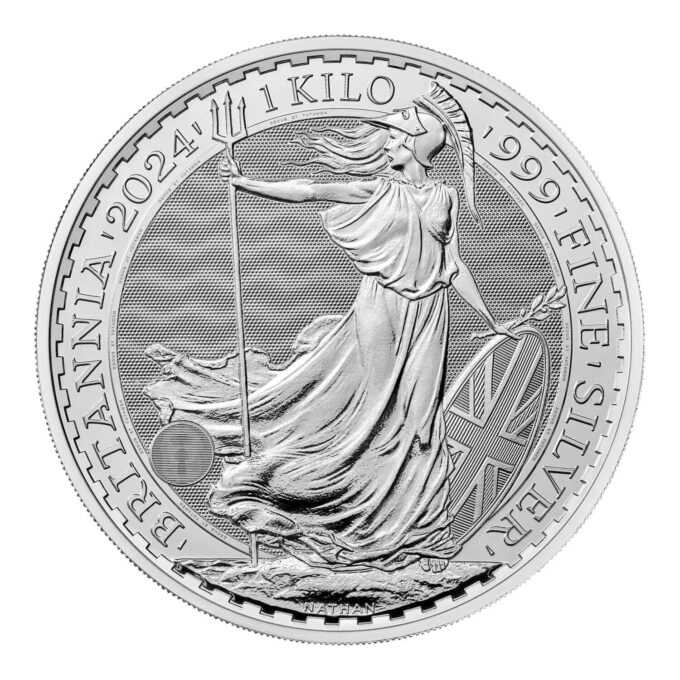 Postava Britannia má dlhodobý vzťah s britským razením mincí.
Ženské stelesnenie národa má počiatky v staroveku. Prvýkrát sa objavila na rímskych minciach okolo roku 119 nášho letopočtu, no postupom času sa vyvinula, aby odrážala silné stránky a hodnoty Británie.
Minca obsahuje inovatívnu bezpečnostnú technológiu, ktorá z nej robí vizuálne najbezpečnejšiu striebornú mincu na svete. Vyobrazenie Minca Britannie od Philipa Nathana, je vyrazená z 1 Kg rýdzeho striebra 999 a je vylepšená štyrmi bezpečnostnými prvkami.
V ľavej dolnej časti návrhu, pod splývavými šatami Britannie, predstavuje trojzubec jej námornú históriu a silu. Keď pozorovateľ zmení perspektívu, tento trojzubec sa stane visiacim zámkom, ktorý zdôrazňuje bezpečnú povahu mince.
Povrchová animácia odráža pohyb vĺn a jemné detaily, ako napríklad vlajka Únie na štíte Britannie, boli starostlivo zvýraznené v tejto povrchovej úprave mince. Tieto pridané bezpečnostné prvky zdobia a chránia mincu, rovnako ako mikrotext, ktorý lemuje dizajn, uvádza – „Decus et Tutamen“, čo v preklade znamená „Ozdoba a ochrana“.
Minca sa dodáva v ochrannej kapsule.