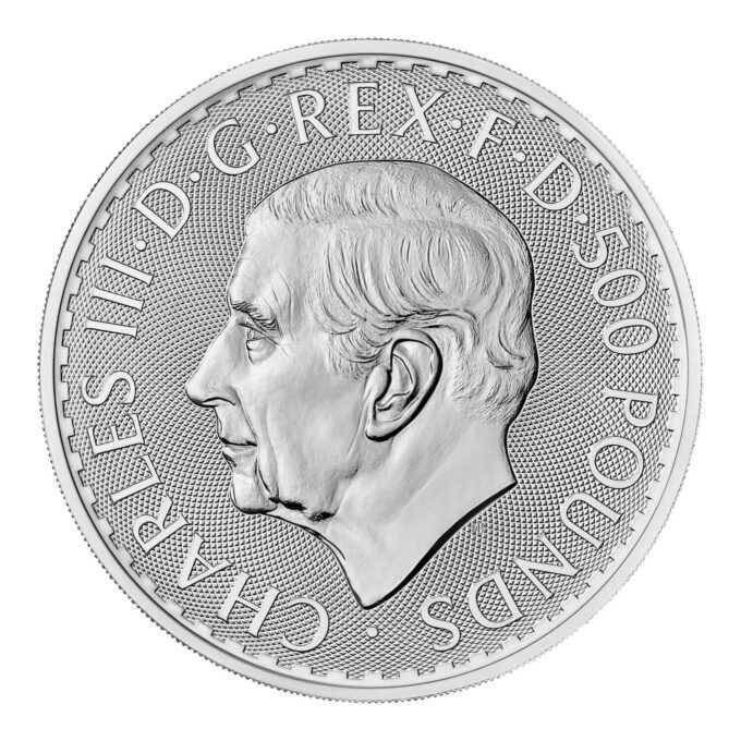 Postava Britannia má dlhodobý vzťah s britským razením mincí.
Ženské stelesnenie národa má počiatky v staroveku. Prvýkrát sa objavila na rímskych minciach okolo roku 119 nášho letopočtu, no postupom času sa vyvinula, aby odrážala silné stránky a hodnoty Británie.
Minca obsahuje inovatívnu bezpečnostnú technológiu, ktorá z nej robí vizuálne najbezpečnejšiu striebornú mincu na svete. Vyobrazenie Minca Britannie od Philipa Nathana, je vyrazená z 1 Kg rýdzeho striebra 999 a je vylepšená štyrmi bezpečnostnými prvkami.
V ľavej dolnej časti návrhu, pod splývavými šatami Britannie, predstavuje trojzubec jej námornú históriu a silu. Keď pozorovateľ zmení perspektívu, tento trojzubec sa stane visiacim zámkom, ktorý zdôrazňuje bezpečnú povahu mince.
Povrchová animácia odráža pohyb vĺn a jemné detaily, ako napríklad vlajka Únie na štíte Britannie, boli starostlivo zvýraznené v tejto povrchovej úprave mince. Tieto pridané bezpečnostné prvky zdobia a chránia mincu, rovnako ako mikrotext, ktorý lemuje dizajn, uvádza – „Decus et Tutamen“, čo v preklade znamená „Ozdoba a ochrana“.
Minca sa dodáva v ochrannej kapsule.