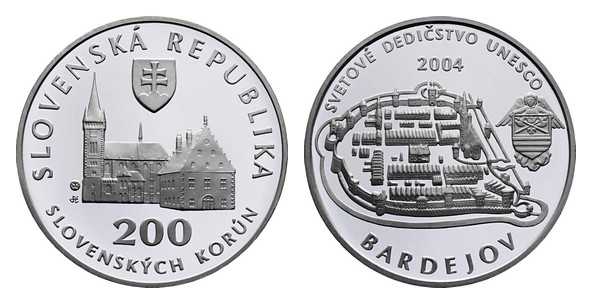 Svetové dedičstvo UNESCO – Bardejov, mestská pamiatková rezerváciaPamätná strieborná minca v nominálnej hodnote 200 Sk
Bardejov, administratívne a kultúrne centrum horného Šariša, leží v severovýchodnej časti Slovenska. Niekdajšie slobodné kráľovské mesto je charakteristické množstvom pamiatok, ktoré tvoria jeden z najvzácnejších urbanistických celkov na Slovensku. Bohatá svetská i cirkevná výstavba, ktorá mu i dnes vtláča stredoveký charakter, je výsledkom jeho rozkvetu v 14. a 15. storočí. Najvzácnejšou stavbou je monumentálny chrám sv. Egídia. Jeho jedenásť krídlových gotických oltárov s tabuľovými maľbami patrí k svetovým unikátom. Pozornosť si zasluhuje námestie lemované meštianskymi domami gotického a renesančného pôvodu a mestská radnica zo začiatku 16. storočia. Gotické opevnenie patrí k najzachovalejším mestským hradbovým systémom v európskom kontexte. V roku 2000 bolo historické jadro mesta spolu so zachovalým komplexom židovskej synagógy a rituálnych kúpeľov zapísané do Zoznamu svetového dedičstva UNESCO.