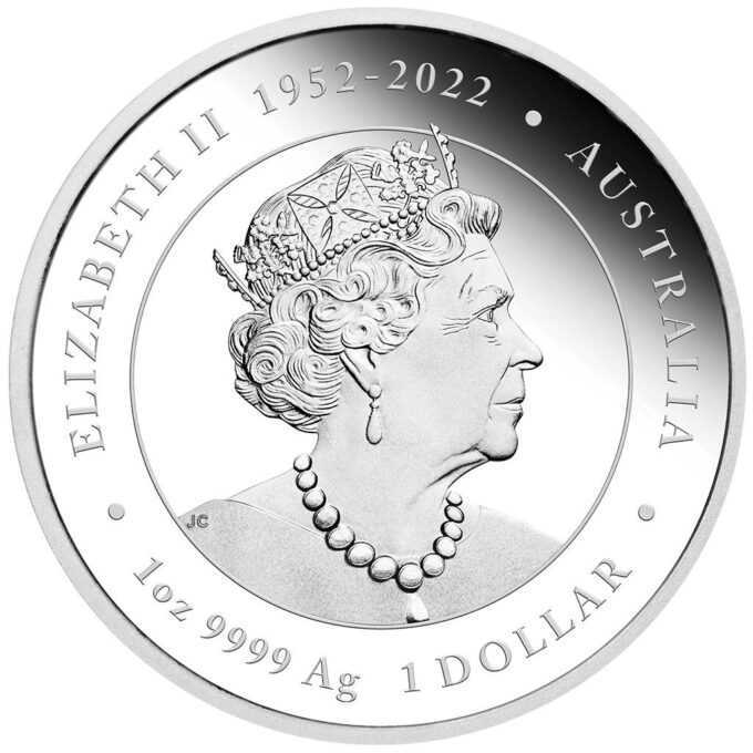 Nové vydanie austrálskej lunárnej série III mincovne v Perthe je venované roku draka.
Drak je piate zviera v kalendári čínskeho zverokruhu. Piate číslo 12-ročnej série Lunar III obsahuje detailné zobrazenie mýtického tvora. Draka obklopujú štylizované vlny a horiaca perla. Dizajn tiež obsahuje čínsky znak pre „Dragon“, nápis „DRAGON 2024“ a značku mincovne „P125“ označujúcu 125. výročie Mincovne v Perthe.
Na rube je zobrazený portrét kráľovnej Alžbety II., doplnený o dátumy jej vlády, nominálnu hodnotu a rýdzosť.
Tí, ktorí sa narodili v znamení draka v rokoch 2024, 2012, 2000, 1988, 1976, 1964 a v každom 12. roku predtým, sú považovaní za energických, nadšených a inteligentných.