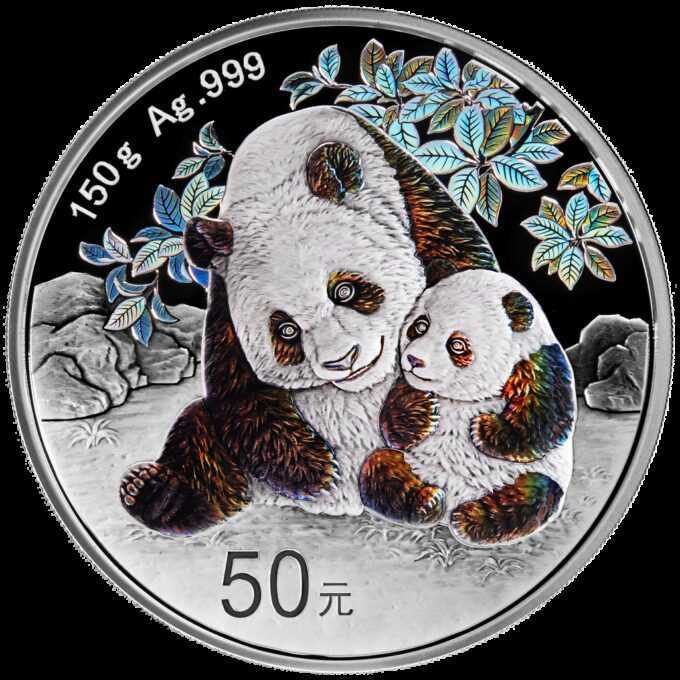 Čínska panda je nepochybne najpopulárnejšou a najlegendárnejšou zlatou a striebornou mincou. Vďaka každoročne sa meniacim motívom sú čínske mince Panda veľmi populárne medzi investormi a zberateľmi.
Motívom mince roku 2024 je dospelá panda, ktorá sa s láskou stará o svoje mláďa, ako aj kamene a konáre s listami v pozadí.
Na rube je každoročne identický obraz slávneho Nebeského chrámu v Pekingu. Národný symbol Číny je súčasťou svetového dedičstva UNESCO od roku 1998. Panda veľká, ktorá pochádza z Číny, je považovaná za symbol šťastia a všeobecne znamená harmóniu a trpezlivosť.
Strieborná minca Panda od Čínskej ľudovej banky sa dodáva v originálnom balení vrátane certifikátu pravosti.