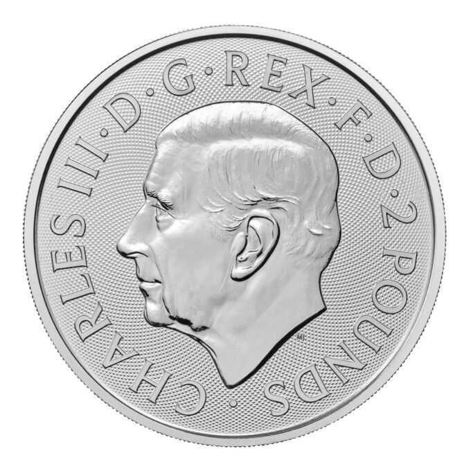 V spolupráci s mincovňou Spojených štátov amerických vytvorila Royal Mint prelomové partnerstvo, v ktorom Gordon Summers a Joseph Menna, hlavní rytci každej z týchto mincovní, po prvýkrát spolupracovali na návrhu mince.
Majstrovsky vytvorený dizajn spája národné symboly Británie a USA, fyzické znázornenie „zvláštneho vzťahu“ – frázy, ktorú vytvoril Sir Winston Churchill v roku 1946 – zdieľanej medzi Spojeným kráľovstvom a Spojenými štátmi.
Britannia a Liberty, zdieľajú rovnakú dôležitosť v tomto majstrovsky vypracovanom dizajne, ktorý predstavuje zručnosť a skúsenosti každého hlavného rytca. Čísla tiež predstavujú silu a slobodu, cnosti, ktoré sú základom národnej identity Spojeného kráľovstva aj USA.
Mince Britannia a Liberty sú tiež k dispozícii v jednej unci zlata a štvrtine unce zlata.