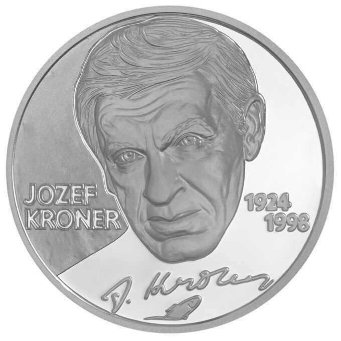 100. výročie narodenia Jozefa KroneraStrieborná zberateľská eurominca v nominálnej hodnote 10 eur
 
Jozef Kroner (20. 3. 1924 – 12. 3. 1998) začal profesionálnu dráhu v martinskom divadle (1948-1956). Postavy, ktoré v tomto období stvárnil, ho naučili hľadať v postave to podstatné ľudské, čo nesúvisí s vekom, ale osobnostným nastavením človeka. Vďaka tomuto prístupu sa veľmi rýchlo vyhranil ako charakterový herec so schopnosťou rozohrať rôzne variácie vnútorne zložitých charakterov a súčasne vystihnúť súkromnú aj spoločenskú stránku stvárňovanej postavy. Druhú líniu tvorili postavy komediálne, kde v jeho prejave dominovali nákazlivé a iskrivé komediantstvo, prirodzená ľahkosť a radosť z hry. V SND (1956-1984) sa ďalej umocňovala presvedčivosť a humanizujúca sila jeho hereckého prejavu, ktorá naplno rezonovala aj v jeho rozhlasovej, televíznej a filmovej tvorbe. Za postavu Tóna Brtka vo filme Obchod na korze  získal v roku 1965 na MFF v Cannes osobitné uznanie (samotný film získal v roku 1966 ocenenie Oscar za najlepší cudzojazyčný film). V roku 1978 mu bol priznaný titul Národný umelec a v roku 2018 vyznamenanie Pribinov kríž I. triedy (in memoriam).
(max. odber na jednu osobu – 1ks)