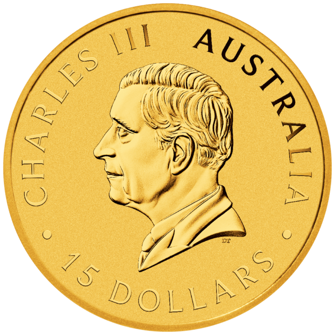 Kengura je jedným z najobľúbenejších predstaviteľov austrálskej živočíšnej ríše a jednou z najznámejších dominánt austrálskeho kontinentu. Táto austrálska klokanská zlatá minca bola vyrazená mincovňou v Perthe z 1/10 unce 99,99% čistého zlata s celosvetovou razbou 200 000 kusov.
Motív 2024 zobrazuje dospelého samca kengure, ktorý skáče cez vyschnuté koryto rieky. V pozadí sú veterná turbína a vodná nádrž, ktoré sa zvyčajne nachádzajú na austrálskych farmách a sú súčasťou životne dôležitej infraštruktúry vo vidieckych oblastiach.
Na motíve je aj nápis „KANGAROO“ a značka mincovne „P125“, ktorá odkazuje k 125. výročiu mincovne v Perthe. Podrobnosti o roku vydania, hmotnosti a rýdzosti dotvárajú dizajn. Na rube je zobrazený portrét kráľa Karola III od Dana Thorna a denominácia mince.
Zlatá minca je dodávaná v ochrannej kapsule.