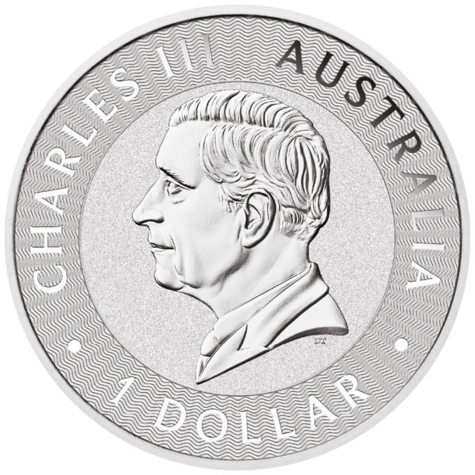 Austrálska minca Klokan z roku 2024, bola vyrazená mincovňou Perth z 1 unce rýdzeho striebra 99,99%.
Motív mince predstavuje klasické zobrazenie červeného klokana obklopeného štylizovanými slnečnými lúčmi. Súčasťou dizajnu sú aj nápisy „AUSTRALIAN KANGAROO“, rok vydania, hmotnosť „1oz“, rýdzosť „9999“ a „SILVER“.
Minca je prvou vydanou mincov v mincovni Perthe s portrétom kráľa Karola III. od Dana Thorna.
Austrálska strieborná minca klokan bola prvý krát vyrazená v roku 2015 a odvtedy je už vydávaná každoročne. Minca s rovnakým motívom každý rok je celosvetovo veľmi žiadaná.
Pre investorov sú mince dodávané samostatne alebo v originálnych tubách po 25 kusoch. V prípade záujmu si môžete túto mincu objednať aj v masterboxe v počte 250 kusov.