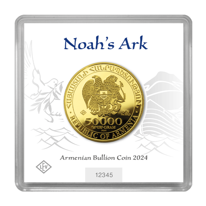 Zlaté a strieborné mince s názvom Noemova archa vydáva Centrálna banka Arménskej republiky. Ako zákonné platidlo v Arménsku výroba podlieha prísnym požiadavkám centrálnej banky: rýdzosť drahého kovu, hmotnosť a kvalita razby mincí sú testované štátom a je za ne ručené.
Zlatá investičná minca je vyrobená z rýdzeho zlata (999,9 / 1000). Na rozdiel od bežných zlatých mincí je investičná minca Noah´s Ark Gold s prekrásnym certifikátom pravosti vrátane postupného číslovania zabalená v bezpečnostnej kapsule, ktorú je možné otvoriť iba zničením. Celkový vzhľad mince a jej obalu vyniká medzi ostatnými investičnými mincami vďaka vysokokvalitnému dokončeniu papiera a jedinečnému dizajnu.
Averz tejto exkluzívnej edície mincí zobrazuje erb Arménskej republiky. Nasleduje nominálna hodnota v arménskom drame, rýdza hmotnosť, čistota, ako aj rok vydania a symbol mincovne.
Motív na zadnej strane mince obsahuje názov lode „Noemova archa“ vyrazený v strede v arménčine a angličtine. V pozadí vychádzajúce slnko stojí za horskou siluetou impozantným pohorím Ararat.
Všetky suroviny použité pri výrobe týchto zlatých a strieborných mincí pochádzajú výlučne od výrobcov, ktorí sú certifikovaní a schválení podľa noriem London Bullion Market Association (LBMA).
Limitovaná razba na 25 000 kusov.