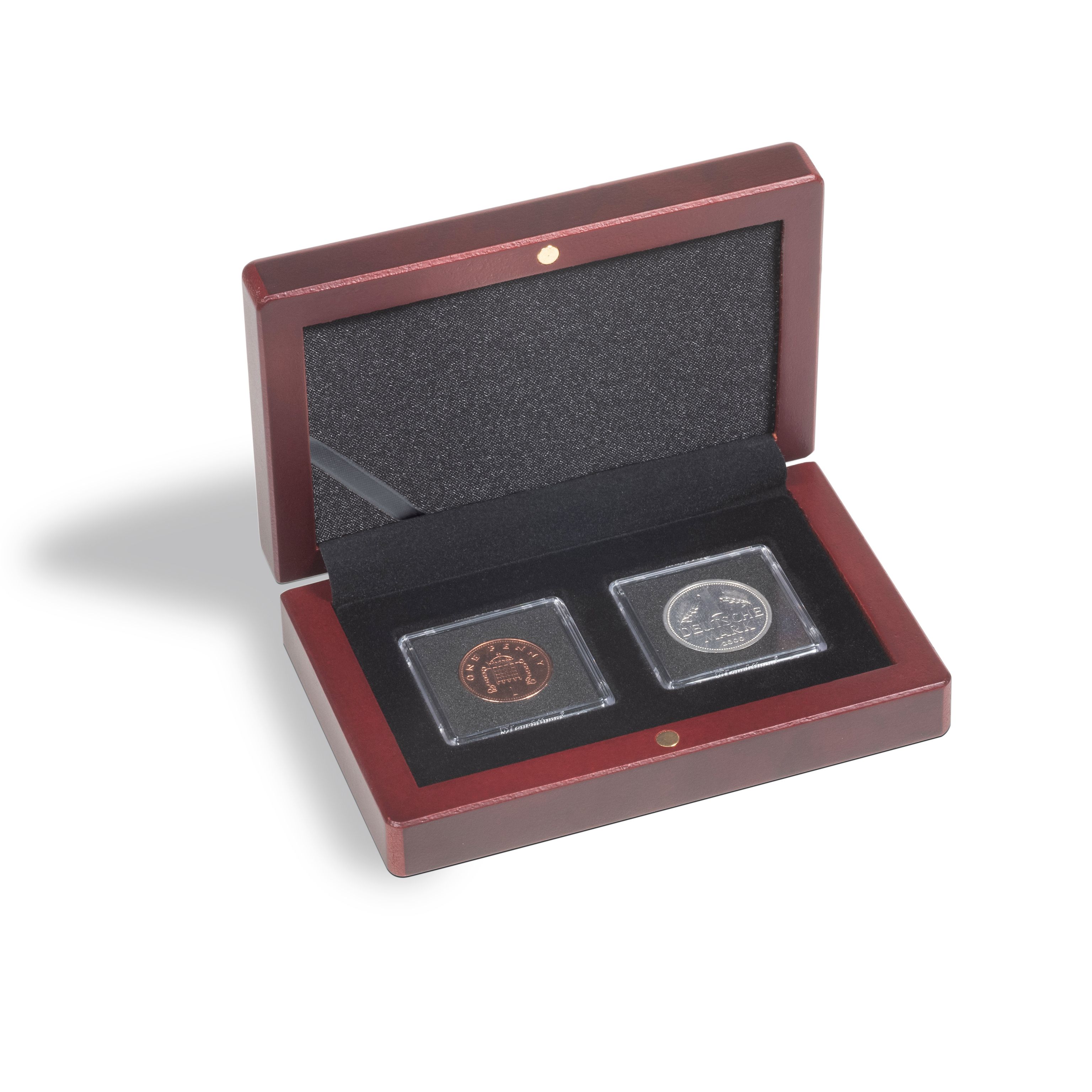 Naše kvalitné mincové etue VOLTERRA sú k dispozícii aj na uloženie hranatých kapsúl na mince, napr. QUADRUM, QUADRUM XL, QUADRUM MINI, MAGNICAPS, EVERSLAB. Etue sú vrátane saténovej stuhy na uloženie certifikátov vo vnútornom veku.
Puzdro na mince v mahagónovej farbe na uloženie 2 x kapsuly na mince QUADRUM MINI (38 x 38mm)
Vankúš na veko čalúnený čiernym saténom.
Spodná časť s velúrovým povrchom.
Mimoriadne jednoduché vyberanie kapsuly na mince QUADRUM
Kapsule QUADRUM nie sú súčasťou balenia.
Funkčnosť a krásny dizajn v dokonalej harmónii.
Praktický formát.