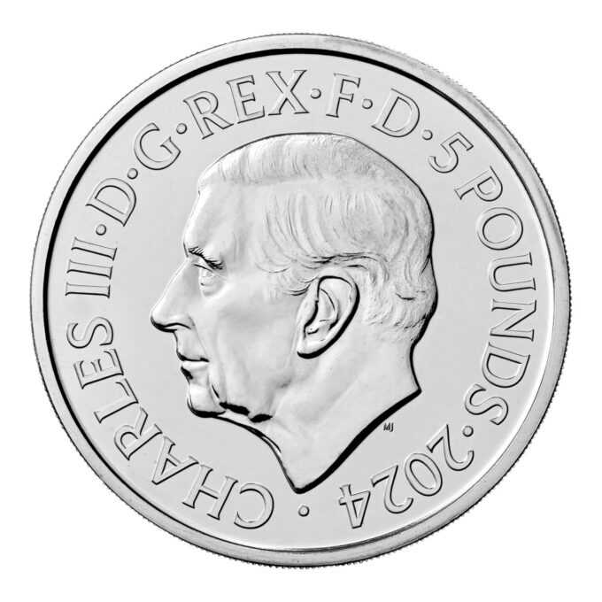 Bull of Clarence IV/X
Investujte do novej kolekcie produktov z dielne Britskej mincovne inšpirovanej kráľovskými Tudorovcami. 
Bull of Clarence je jedným z desiatich heraldických stvorení, ktoré strážia priekopu pred palácom Hampton Court v podobe hrôzostrašných sôch. Stelesňujú silu dynastie Tudorovcov a symbolizujú predkov Henricha VIII. a jeho tretej manželky Jane Seymourovej. Tradícia mýtických zvierat reprezentujúcich hodnoty a črty kráľovstva sa začala stáročia skôr, keď sa na vlajkách a transparentoch na bojisku objavovali heraldické bytosti, aby zjednotili a nasmerovali armády ako aj vniesli strach do nepriateľa.
V poradí sa jedná o štvrtú mincu avšak ide o prvú mincu v zbierke s oficiálnym mincovým portrétom Jeho Veličenstva kráľa Karola III.
Reverz mince od Davida Lawrencea zobrazuje Bull of Clarence z vodného mosta v Royal Beasts of Hampton Court Palace. Na líci mince tejto série je prvý krát portrét Jeho Veličenstva kráľa Karola III.