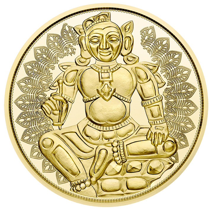 Piata minca zo série The Magic of Gold vám umožní ponoriť sa do fascinujúcich mýtov a dávnych tradícií krajiny, ktorá má hlboké spojenie so zlatom. Zlato Indie obsahuje dve mimoriadne charizmatické božstvá z mýtov starovekej Indie – Lakšmí a Krišnu.
Lakshmi je hinduistická bohyňa šťastia a prosperity. Tretí deň Diwali, festivalu svetiel, je venovaný jej. Zlaté a pozlátené mince predstavujúce Lakšmí uctievajú hinduistické rodiny v domácich svätyniach pre šťastie. Legenda hovorí, že Lakshmi sedela v lotosovom kvete a vybrala si za manžela Višnua. Krišna je jednou z najslávnejších inkarnácií Višnua, jedného z hlavných božstiev brahmanizmu. Krišna znamená „ten, kto ťa k sebe priťahuje“. Stal sa symbolom najvyššieho aspektu ľudského vedomia a vzťahov: medzi synmi je najlepším synom, medzi priateľmi je najlepším priateľom, medzi milencami je najlepším milencom, medzi tými, ktorí pomáhajú hľadajúcim nájsť správnu cestu, je najlepší sprievodca.
Na rube mince je zobrazený Krišna sediaci v „lalitasane“, čiže kráľovskej pozícii, oslňujúci tými najlepšími šperkami a obklopený ozdobným pásom pripomínajúcim pávie pierka.
Na lícnej strane mince je zobrazená Lakšmí sediaca v lotosovom kvete po stranách slonov. Dve z jej štyroch rúk držia lotosové kvety, zatiaľ čo ďalšie dve nám ponúkajú zlaté mince. Pod ňou je nápis Nishka, sanskrtské slovo, ktoré znamená „malý zlatý kotúč na peňažné účely“.
Séria “mágia zlata“ sa dokonale hodí k božstvám, ktoré osídľujú a obohacujú indickú predstavivosť a kultúru, pretože tak ako Krišna a Lakšmí znamenajú prejav najvyššieho, tak aj zlato, z ktorého je vyrobená táto nádherná minca.
Etue na obrázku máme skladom. Treba si ju vyžiadať.
 