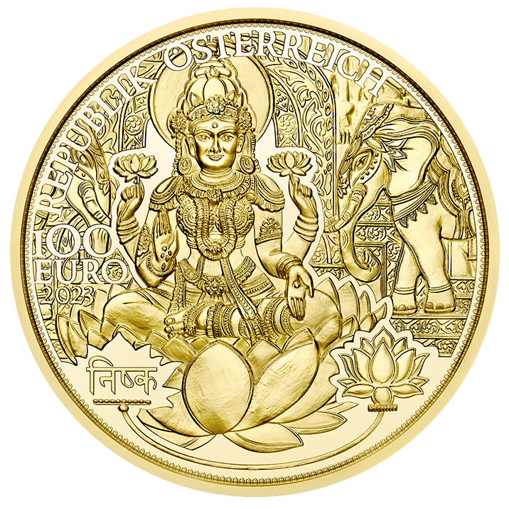 Piata minca zo série The Magic of Gold vám umožní ponoriť sa do fascinujúcich mýtov a dávnych tradícií krajiny, ktorá má hlboké spojenie so zlatom. Zlato Indie obsahuje dve mimoriadne charizmatické božstvá z mýtov starovekej Indie – Lakšmí a Krišnu.
Lakshmi je hinduistická bohyňa šťastia a prosperity. Tretí deň Diwali, festivalu svetiel, je venovaný jej. Zlaté a pozlátené mince predstavujúce Lakšmí uctievajú hinduistické rodiny v domácich svätyniach pre šťastie. Legenda hovorí, že Lakshmi sedela v lotosovom kvete a vybrala si za manžela Višnua. Krišna je jednou z najslávnejších inkarnácií Višnua, jedného z hlavných božstiev brahmanizmu. Krišna znamená „ten, kto ťa k sebe priťahuje“. Stal sa symbolom najvyššieho aspektu ľudského vedomia a vzťahov: medzi synmi je najlepším synom, medzi priateľmi je najlepším priateľom, medzi milencami je najlepším milencom, medzi tými, ktorí pomáhajú hľadajúcim nájsť správnu cestu, je najlepší sprievodca.
Na rube mince je zobrazený Krišna sediaci v „lalitasane“, čiže kráľovskej pozícii, oslňujúci tými najlepšími šperkami a obklopený ozdobným pásom pripomínajúcim pávie pierka.
Na lícnej strane mince je zobrazená Lakšmí sediaca v lotosovom kvete po stranách slonov. Dve z jej štyroch rúk držia lotosové kvety, zatiaľ čo ďalšie dve nám ponúkajú zlaté mince. Pod ňou je nápis Nishka, sanskrtské slovo, ktoré znamená „malý zlatý kotúč na peňažné účely“.
Séria “mágia zlata“ sa dokonale hodí k božstvám, ktoré osídľujú a obohacujú indickú predstavivosť a kultúru, pretože tak ako Krišna a Lakšmí znamenajú prejav najvyššieho, tak aj zlato, z ktorého je vyrobená táto nádherná minca.
Etue na obrázku máme skladom. Treba si ju vyžiadať.
 