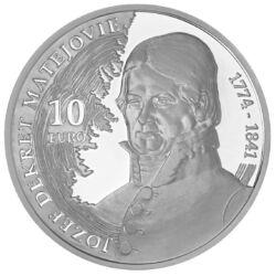 250. výročie narodenia Jozefa Dekreta Matejovie
Strieborná zberateľská eurominca v nominálnej hodnote 10 eur
Jozef Dekret Matejovie (12. 7. 1774 – 18. 1. 1841) sa narodil v Dobroči, Čiernom Balogu. Pochádzal z prostredia spätého s lesom a prácou v lese. Položil základy racionálneho lesného hospodárstva a zásadným spôsobom sa pričinil o zachovanie slovenských lesov. V 19. storočí bolo drevo na strednom Slovensku hlavnou stavebnou a energetickou surovinou pre hutnícky priemysel.  Jeho ťažba a spracovanie boli dôležitým zdrojom obživy obyvateľstva. J. D. Matejovie si uvedomoval aké katastrofálne následky má neriadené ťaženie lesov pre prírodu aj spoločnosť a úspešne zmenil dovtedajšiu nevyhovujúcu prax. Od roku 1809 robil pokusy s obnovou lesného porastu. Zakladal prvé lesné škôlky a luštiarne, zamedzoval aj tvorbe holorubov. Pre podporu prirodzenej obnovy lesa a tvorbu zmiešaných porastov presúval ťažbu do iných lokalít. Ďalšiu úsporu drevnej hmoty zabezpečil napríklad aj zužitkovaním odpadu z rúbanísk. Od roku 1838 sa pod jeho vedením podarilo zalesniť takmer štyritisíc hektárov holín.