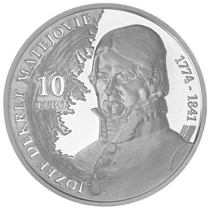 250. výročie narodenia Jozefa Dekreta Matejovie
Strieborná zberateľská eurominca v nominálnej hodnote 10 eur
Jozef Dekret Matejovie (12. 7. 1774 – 18. 1. 1841) sa narodil v Dobroči, Čiernom Balogu. Pochádzal z prostredia spätého s lesom a prácou v lese. Položil základy racionálneho lesného hospodárstva a zásadným spôsobom sa pričinil o zachovanie slovenských lesov. V 19. storočí bolo drevo na strednom Slovensku hlavnou stavebnou a energetickou surovinou pre hutnícky priemysel.  Jeho ťažba a spracovanie boli dôležitým zdrojom obživy obyvateľstva. J. D. Matejovie si uvedomoval aké katastrofálne následky má neriadené ťaženie lesov pre prírodu aj spoločnosť a úspešne zmenil dovtedajšiu nevyhovujúcu prax. Od roku 1809 robil pokusy s obnovou lesného porastu. Zakladal prvé lesné škôlky a luštiarne, zamedzoval aj tvorbe holorubov. Pre podporu prirodzenej obnovy lesa a tvorbu zmiešaných porastov presúval ťažbu do iných lokalít. Ďalšiu úsporu drevnej hmoty zabezpečil napríklad aj zužitkovaním odpadu z rúbanísk. Od roku 1838 sa pod jeho vedením podarilo zalesniť takmer štyritisíc hektárov holín.