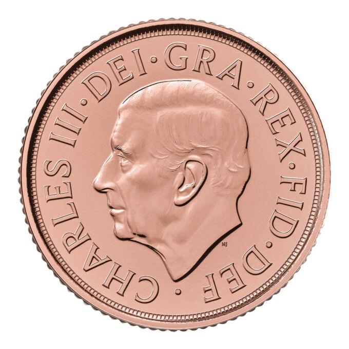 Britský "Panovník" v blistrovom balení.
The Royal Mint vyrazila novú sériu svojich prestížnych zlatých mincí Sovereign, ročník 2024.
The Sovereign, známy ako „hlavná minca sveta“, je vyrazený z 22 karátového zlata, ktorého presnosť je ručená na päť desatinných miest, čo z nej robí najprísnejšie špecifikovanú mincu na svete. Každá minca prešla prísnym procesom, aby sa zaistilo, že spĺňajú prísne normy The Royal Mint, aby investori mohli zbierať kvalitu s istotou.
Líc mince zdobí korunovaný portrét Jeho Veličenstva kráľa Karola III. Zadná strana predstavuje návrat ku klasickému dizajnu Benedetta Pistrucciho – svätého Juraja a draka, ktorý je synonymom pre mincu s názvom "sovereign - panovník".
 
Kľúčové body:
-          Vyrazené z 22 karátového zlata
-