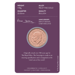 Britský "Panovník" v blistrovom balení.
The Royal Mint vyrazila novú sériu svojich prestížnych zlatých mincí Sovereign, ročník 2024.
The Sovereign, známy ako „hlavná minca sveta“, je vyrazený z 22 karátového zlata, ktorého presnosť je ručená na päť desatinných miest, čo z nej robí najprísnejšie špecifikovanú mincu na svete. Každá minca prešla prísnym procesom, aby sa zaistilo, že spĺňajú prísne normy The Royal Mint, aby investori mohli zbierať kvalitu s istotou.
Líc mince zdobí korunovaný portrét Jeho Veličenstva kráľa Karola III. Zadná strana predstavuje návrat ku klasickému dizajnu Benedetta Pistrucciho – svätého Juraja a draka, ktorý je synonymom pre mincu s názvom "sovereign - panovník".
 
Kľúčové body:
-          Vyrazené z 22 karátového zlata
-