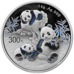 Čínska panda je nepochybne jednou z najpopulárnejších a najlegendárnejších investičných zlatých mincí vôbec.Vďaka každoročne sa meniacim motívom sú čínske mince Panda veľmi populárne medzi investormi a zberateľmi.
Motívom mince roku 2025 zobrazuje pandu s mláďaťom. V pozadí je vidieť ďalšie mláďa, ako lezie na skalu. Bambusové vetvy rámujú tri medvede pandy a odkazujú na ich prirodzené prostredie a stravu.
Na rube je každoročne identický obraz slávneho Nebeského chrámu v Pekingu. Národný symbol Číny je súčasťou svetového dedičstva UNESCO od roku 1998. Panda veľká, ktorá pochádza z Číny, je považovaná za symbol šťastia a všeobecne znamená harmóniu a trpezlivosť.
Strieborná minca Panda od Čínskej ľudovej banky sa dodáva v originálnom balení vrátane certifikátu pravosti. 