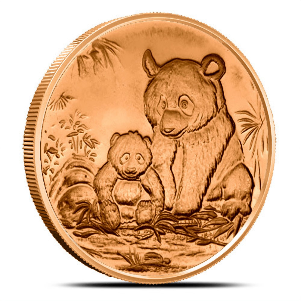 Na lícnej strane každej mince je zobrazená matka a mláďa pandy v ich pôvodnom prostredí. Precízne vykreslenie tohto atraktívneho medailónu je pozoruhodné a vytvára pôvabnú prezentáciu.
Na zadnej strane mince je dizajn Christiana Gobrechta pre „sediacu“ Liberty – štvrť mincu so šípmi a lúčmi pre vydanie z roku 1853. Gobrechtov orol triumfálne stojí s rozprestretými krídlami. Jeho pravé pazúry zvierajú šípy a ľavé zviera konár olivovníka. Orol nesie na hrudi štít. Nad obrázkom sú slová COPPER .999 FINE a USA. Pod orlom sú slová ONE A.V.D.P. OUNCE.
Minca nemá oficiálnu nominálnu hodnotu. Je to čisto investičná minca. Rýdzosť a hmotnosť sú však vyrazené na zadnej strane s nápisom „One Unce .999 Fine Copper AVDP“.
Zvláštnosťou mince je okrem obľúbeného motívu určite aj to, že máte jednu z mála možností priamo aj fyzicky investovať do „zabudnutého“ polodrahokamu medi.
Dôležité upozornenie: Minca váži jednu uncu Avoirdupois. Čistá hmotnosť mince je teda = 28,3495 gramov, čo stojí za zmienku, pretože zlaté mince sa zvyčajne vážia v trójskych unciach (~ 31,103 g).