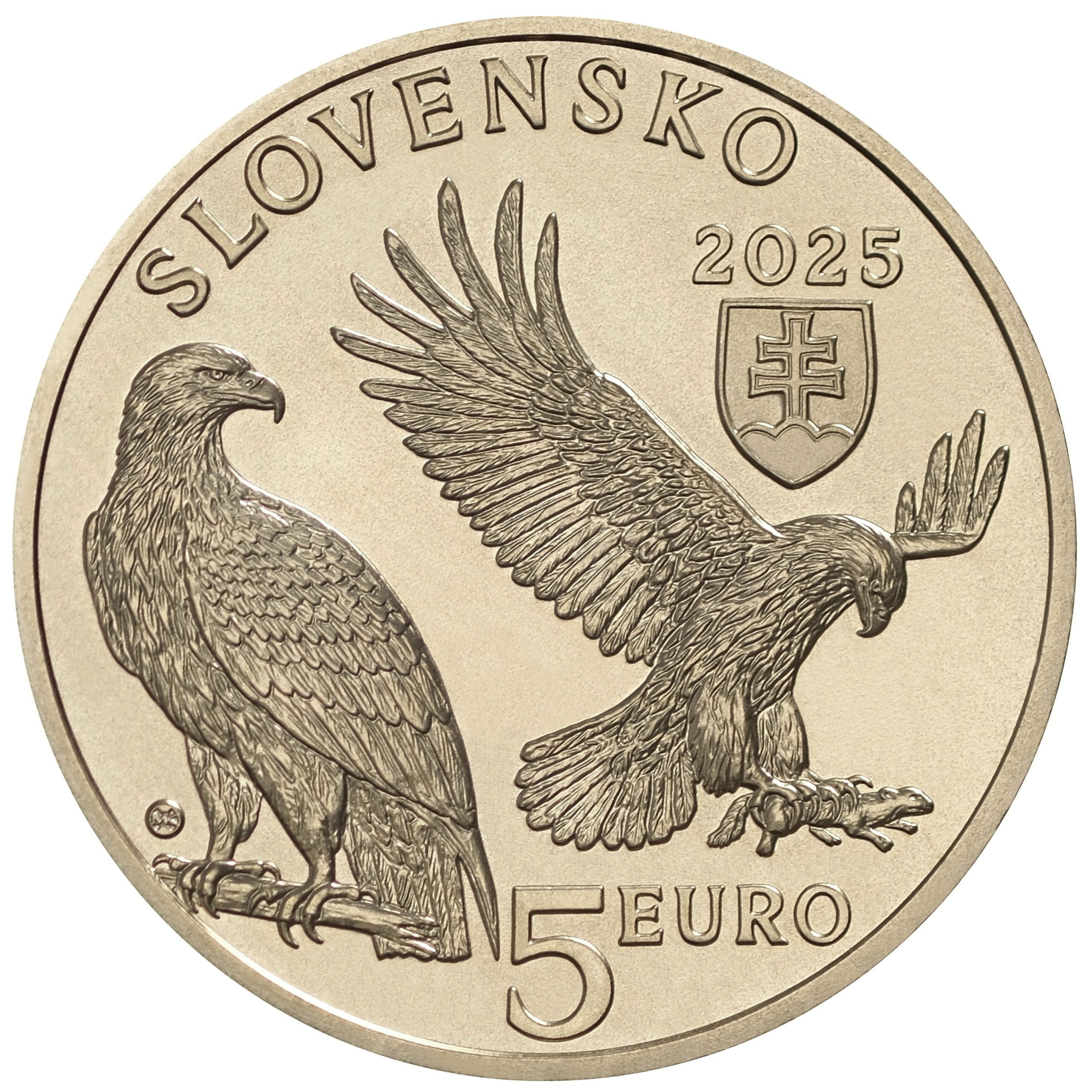 Fauna a flóra na Slovensku – orol kráľovskýZberateľská eurominca z obyčajných kovov v nominálnej hodnote 5 eurMajestátny kráľ nížin – orol kráľovský je naším najvzácnejším druhom orla. Aj keď názov „kráľovský“ evokuje výnimočnú veľkosť, nie je naším najväčším orlom. Jeho výnimočnosť spočíva v jeho pôvode. Na našom území sa začal rozširovať od polovice 20. storočia zo stepných oblastí južnej Európy. Od ostatných orlov sa odlišuje hlavne dvoma výraznými bielymi škvrnami na krídlach. Hniezdi v korunách stromov a živí sa najmä drobnými hlodavcami, mladými zajacmi, bažantmi, jarabicami aj krkavcovitými druhmi. Samica znáša jedno až tri vajcia, z ktorých sa po 43. až 45. dňoch liahnu mláďatá. Z hniezda vylietajú po 70. až 75. dňoch od vyliahnutia. Potravu zo začiatku zháňa len samec. Neskôr, keď už sú mláďatá väčšie, aj samica. Orol kráľovský patrí medzi chránené druhy živočíchov. Na Slovensku hniezdi približne 100 párov, čím sa zaraďuje medzi najvýznamnejšie európske krajiny z hľadiska jeho ochrany.