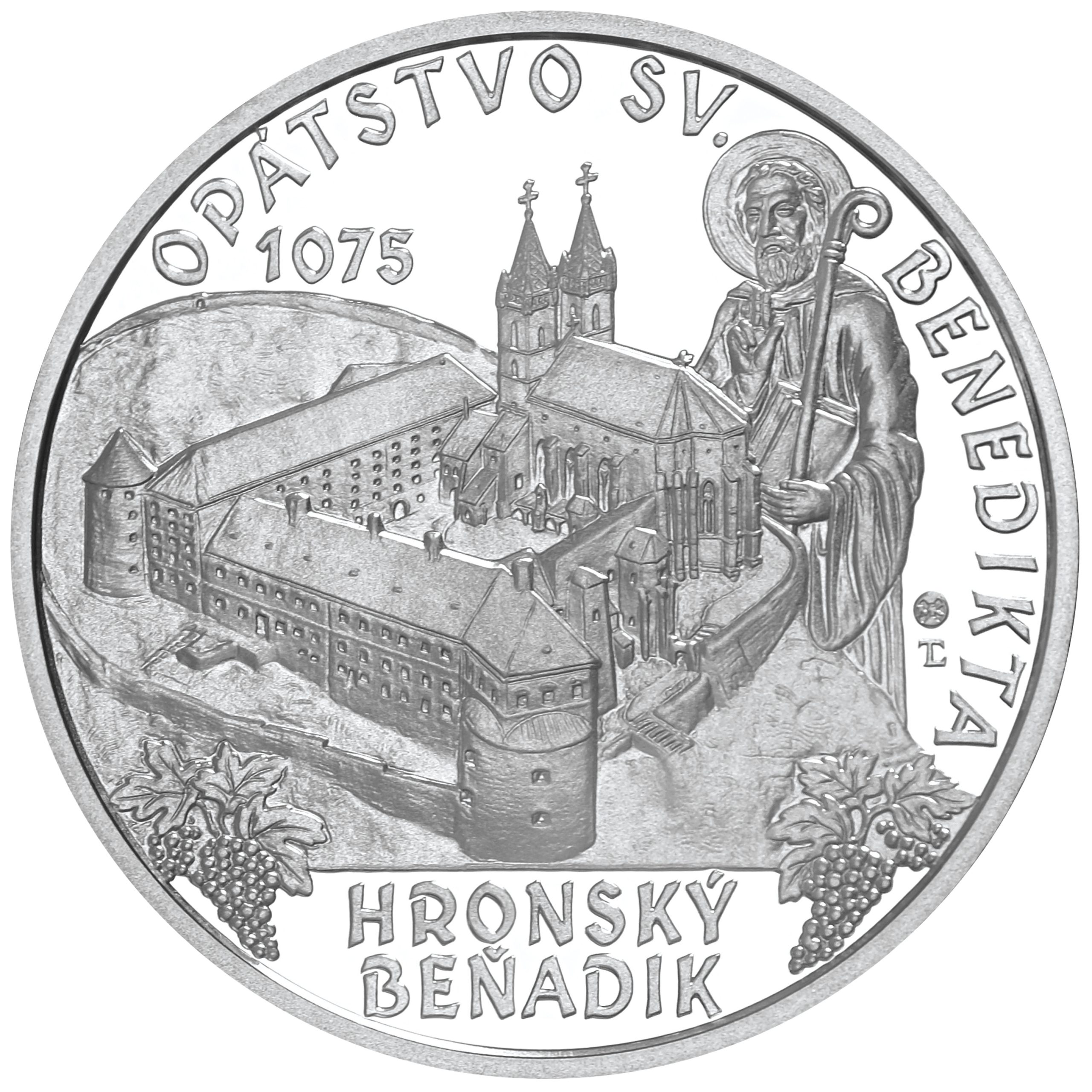 950. výročie založenia benediktínskeho opátstva v Hronskom Beňadiku
Strieborná zberateľská eurominca v nominálnej hodnote 10 eurBenediktínsky kláštor v Hronskom Beňadiku tvorí súbor opevnených sakrálnych stavieb. V roku 1075 ho dal postaviť uhorský kráľ Gejza I., ktorého cieľom bolo vybudovať vplyvnú cirkevnú inštitúciu známu naprieč Uhorskom. Po celé obdobie vrcholného feudalizmu bolo opátstvo sv. Benedikta vzorom pri výučbe obrábania pôdy a zušľachťovaní poľnohospodárskych kultúr, no benediktíni boli odborníkmi aj v metalurgii a staviteľstve. Dôležitosť a nezastupiteľná úloha kláštora vo feudálnej spoločnosti vyplývala z jeho pôsobenia ako tzv. hodnoverného miesta (locus credibilis), ktoré plnilo funkciu notariátu. Benediktínsky kláštor je možným miestom vzniku Nitrianskeho evanjeliára. Ide o najstaršiu knihu v rámci Slovenska. Kláštorný komplex, ktorý predstavuje symbiózu jednotlivých stavebných slohov od gotiky cez renesanciu po barok a ešte i dnes pôsobí ako strážca križovatky ciest, bol 24. apríla 1970 zaradený do zoznamu národných kultúrnych pamiatok.
