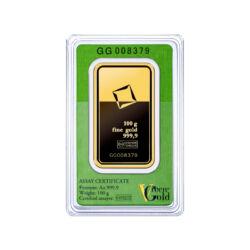 Valcambi Green Gold je produkt z prémiovej kvality zlata, ktorého pôvod je plne zdokumentovaný a nezávisle overený. Valcambi Green Gold pochádza z baní, ktoré dodržiavajú najvyššie štandardy starostlivosti o životné prostredie, zdravie, bezpečnosť ako aj ľudské práva svojej pracovnej sily.
Manipulácia a spracovanie zeleného zlata spoločnosťou Valcambi je v závode úplne oddelená od ostatnej produkcie už od príchodu, rafináciu, cez proces kontinuálneho odlievania s použitím vyhradených téglikov až po výrobu liatych a razených výrobkov.
Kedykoľvek uvidíte túto značku na produkte spoločnosti, budete vedieť, že bol vyrobený spoločnosťou Valcambi, ktorá dodržiava najprísnejšie zásady ochrany životného prostredia a ľudských práv.
Valcambi garantuje tie najvyššie štandardy pre "Valcambi Green Gold".