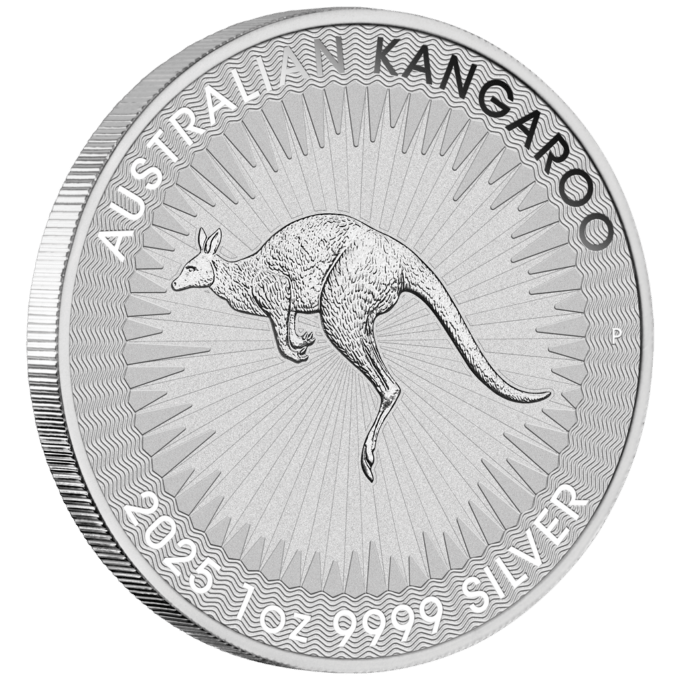 Austrálska minca Klokan z roku 2025, bola vyrazená mincovňou Perth z 1 unce rýdzeho striebra 99,99%.
Motív mince predstavuje klasické zobrazenie červeného klokana obklopeného štylizovanými slnečnými lúčmi. Súčasťou dizajnu sú aj nápisy „AUSTRALIAN KANGAROO“, rok vydania, hmotnosť „1oz“, rýdzosť „9999“ a „SILVER“.
Austrálska strieborná minca klokan bola prvý krát vyrazená v roku 2015 a odvtedy je už vydávaná každoročne. Minca s rovnakým motívom každý rok je celosvetovo veľmi žiadaná.
Pre investorov sú mince dodávané samostatne alebo v originálnych tubách po 25 kusoch. V prípade záujmu si môžete túto mincu objednať aj v masterboxe v počte 250 kusov.
