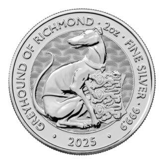 Investujte do novej kolekcie produktov z dielne Britskej mincove inšpirovanej kráľovskými Tudorovcami. 
Greyhound of Richmond je jedným z desiatich heraldických stvorení, ktoré strážia priekopu pred palácom Hampton Court v podobe hrôzostrašných sôch. Stelesňujú silu dynastie Tudorovcov a symbolizujú predkov Henricha VIII. a jeho tretej manželky Jane Seymourovej. Tradícia mýtických zvierat reprezentujúcich hodnoty a črty kráľovstva sa začala stáročia skôr, keď sa na vlajkách a transparentoch na bojisku objavovali heraldické bytosti, aby zjednotili a nasmerovali armády ako aj vniesli strach do nepriateľa.
Reverz mince od Davida Lawrencea zobrazuje Yale of Beaufort z vodného mosta v Royal Beasts of Hampton Court Palace.