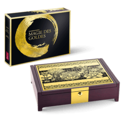 Šiesta minca zo série The Magic of Gold vám umožní ponoriť sa do fascinujúcich mýtov a dávnych tradícií krajiny, ktorá má hlboké spojenie so zlatom.
Zlato, symbolizujúce skôr žiarivý osud ako čokoľvek iné, v starovekej Číne predstavovalo svetské aj duchovné bohatstvo, ako je vidieť na zlatých sochách Budhu a pozlátených pagodách. Niekedy vyrobený zo zlata, drak je čínskym mýtickým tvorom par excellence. Vo svojej päťpazúrovej podobe drak sám predstavoval moc a zodpovednosť cisárov, ktorí si na zabezpečenie bohatej úrody vyžiadali pomoc od tohto úžasného tvora. Niekedy malý ako priadka morušová, niekedy obrovský ako priestor medzi nebom a zemou, drak jazdí na oblakoch a dokáže sa stať neviditeľným.
Čínsku kultúru vždy fascinovali draci a to isté možno povedať o najvzácnejších drahých kovoch. Najstaršie artefakty zdobené zlatom pochádzajú z dynastie Šang (približne 1500 až 1050 pred n. l.). Počas obdobia Tang (618 až 907 n. l.) prekvital obchod prostredníctvom Hodvábnej cesty a zlato bolo všadeprítomné, a to ako v umení, tak aj v obchode. Cisári dynastie Čching (1644 až 1911 n. l.) zdobili cisársky palác v Pekingu cennými zlatými predmetmi, ako sú zlaté nebeské glóbusy, pozlátené meracie prístroje na pozorovanie hviezd a mechanické zlaté hodiny.
Cestujte späť v čase na žiarivom zlatom drakovi a spojte sa s mýtmi starovekej Číny. V prípade mince Zlato Číny sa všetko, čo sa trblieta, skutočne trblieta.
Na lícnej strany mince sa cez oblaky prediera drak. Symbolizuje syna nebies, cisára, ktorý je zobrazený v popredí. Vpravo dole je čínsky znak pre zlato, oproti ktorému je pivonka symbolizujúca šľachtu.
Rubová strana mince je vytvorená podľa pozláteného medailónu s päťpazúrovým cisárskym drakom v oblakoch z obdobia Čchien-lung (1736 až 1795), ktorý sa nachádza v zbierke Múzea úžitkového umenia vo Viedni.
Etue na obrázku máme skladom. Treba si ju vyžiadať.