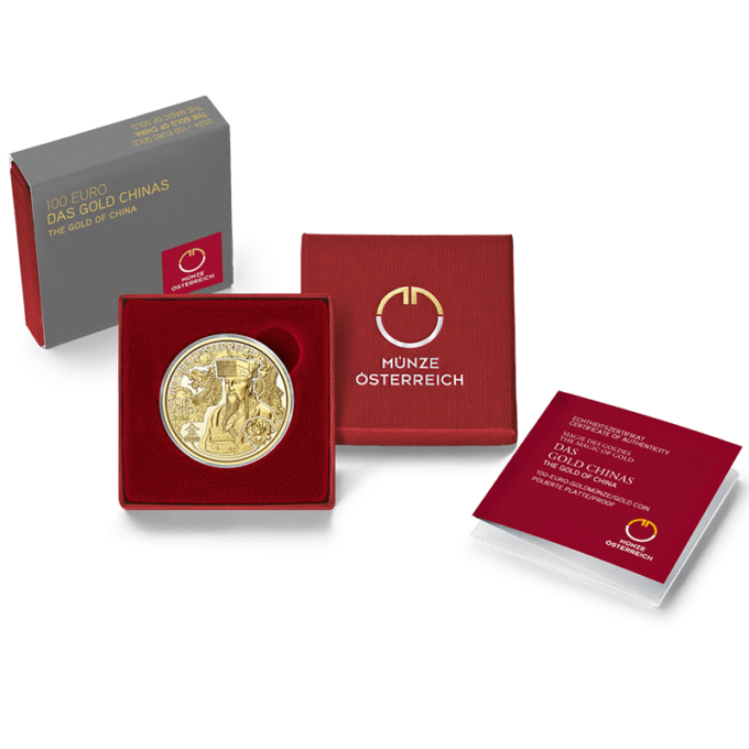 Šiesta minca zo série The Magic of Gold vám umožní ponoriť sa do fascinujúcich mýtov a dávnych tradícií krajiny, ktorá má hlboké spojenie so zlatom.
Zlato, symbolizujúce skôr žiarivý osud ako čokoľvek iné, v starovekej Číne predstavovalo svetské aj duchovné bohatstvo, ako je vidieť na zlatých sochách Budhu a pozlátených pagodách. Niekedy vyrobený zo zlata, drak je čínskym mýtickým tvorom par excellence. Vo svojej päťpazúrovej podobe drak sám predstavoval moc a zodpovednosť cisárov, ktorí si na zabezpečenie bohatej úrody vyžiadali pomoc od tohto úžasného tvora. Niekedy malý ako priadka morušová, niekedy obrovský ako priestor medzi nebom a zemou, drak jazdí na oblakoch a dokáže sa stať neviditeľným.
Čínsku kultúru vždy fascinovali draci a to isté možno povedať o najvzácnejších drahých kovoch. Najstaršie artefakty zdobené zlatom pochádzajú z dynastie Šang (približne 1500 až 1050 pred n. l.). Počas obdobia Tang (618 až 907 n. l.) prekvital obchod prostredníctvom Hodvábnej cesty a zlato bolo všadeprítomné, a to ako v umení, tak aj v obchode. Cisári dynastie Čching (1644 až 1911 n. l.) zdobili cisársky palác v Pekingu cennými zlatými predmetmi, ako sú zlaté nebeské glóbusy, pozlátené meracie prístroje na pozorovanie hviezd a mechanické zlaté hodiny.
Cestujte späť v čase na žiarivom zlatom drakovi a spojte sa s mýtmi starovekej Číny. V prípade mince Zlato Číny sa všetko, čo sa trblieta, skutočne trblieta.
Na lícnej strany mince sa cez oblaky prediera drak. Symbolizuje syna nebies, cisára, ktorý je zobrazený v popredí. Vpravo dole je čínsky znak pre zlato, oproti ktorému je pivonka symbolizujúca šľachtu.
Rubová strana mince je vytvorená podľa pozláteného medailónu s päťpazúrovým cisárskym drakom v oblakoch z obdobia Čchien-lung (1736 až 1795), ktorý sa nachádza v zbierke Múzea úžitkového umenia vo Viedni.
Etue na obrázku máme skladom. Treba si ju vyžiadať.