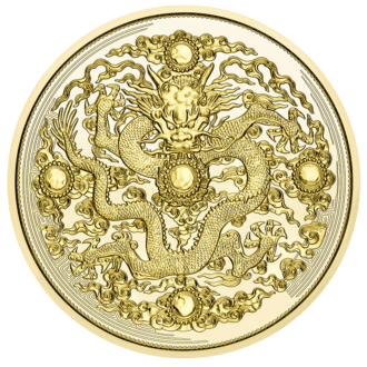 Šiesta minca zo série The Magic of Gold vám umožní ponoriť sa do fascinujúcich mýtov a dávnych tradícií krajiny, ktorá má hlboké spojenie so zlatom.
Zlato, symbolizujúce skôr žiarivý osud ako čokoľvek iné, v starovekej Číne predstavovalo svetské aj duchovné bohatstvo, ako je vidieť na zlatých sochách Budhu a pozlátených pagodách. Niekedy vyrobený zo zlata, drak je čínskym mýtickým tvorom par excellence. Vo svojej päťpazúrovej podobe drak sám predstavoval moc a zodpovednosť cisárov, ktorí si na zabezpečenie bohatej úrody vyžiadali pomoc od tohto úžasného tvora. Niekedy malý ako priadka morušová, niekedy obrovský ako priestor medzi nebom a zemou, drak jazdí na oblakoch a dokáže sa stať neviditeľným.
Čínsku kultúru vždy fascinovali draci a to isté možno povedať o najvzácnejších drahých kovoch. Najstaršie artefakty zdobené zlatom pochádzajú z dynastie Šang (približne 1500 až 1050 pred n. l.). Počas obdobia Tang (618 až 907 n. l.) prekvital obchod prostredníctvom Hodvábnej cesty a zlato bolo všadeprítomné, a to ako v umení, tak aj v obchode. Cisári dynastie Čching (1644 až 1911 n. l.) zdobili cisársky palác v Pekingu cennými zlatými predmetmi, ako sú zlaté nebeské glóbusy, pozlátené meracie prístroje na pozorovanie hviezd a mechanické zlaté hodiny.
Cestujte späť v čase na žiarivom zlatom drakovi a spojte sa s mýtmi starovekej Číny. V prípade mince Zlato Číny sa všetko, čo sa trblieta, skutočne trblieta.
Na lícnej strany mince sa cez oblaky prediera drak. Symbolizuje syna nebies, cisára, ktorý je zobrazený v popredí. Vpravo dole je čínsky znak pre zlato, oproti ktorému je pivonka symbolizujúca šľachtu.
Rubová strana mince je vytvorená podľa pozláteného medailónu s päťpazúrovým cisárskym drakom v oblakoch z obdobia Čchien-lung (1736 až 1795), ktorý sa nachádza v zbierke Múzea úžitkového umenia vo Viedni.
Etue na obrázku máme skladom. Treba si ju vyžiadať.