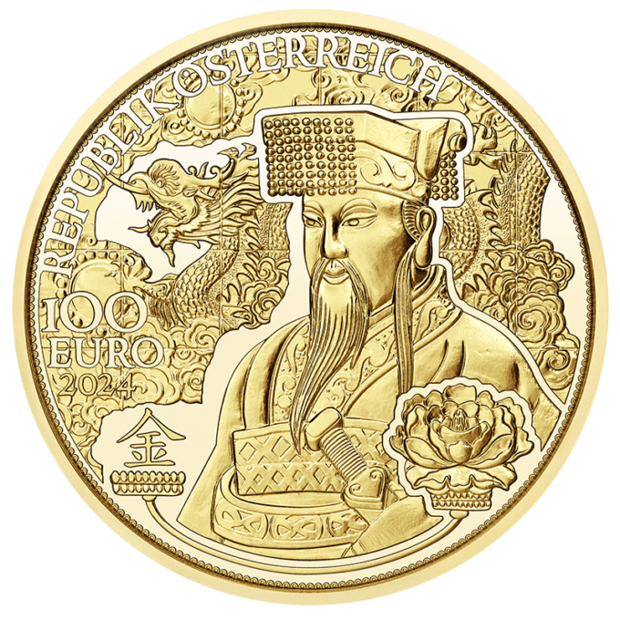 Šiesta minca zo série The Magic of Gold vám umožní ponoriť sa do fascinujúcich mýtov a dávnych tradícií krajiny, ktorá má hlboké spojenie so zlatom.
Zlato, symbolizujúce skôr žiarivý osud ako čokoľvek iné, v starovekej Číne predstavovalo svetské aj duchovné bohatstvo, ako je vidieť na zlatých sochách Budhu a pozlátených pagodách. Niekedy vyrobený zo zlata, drak je čínskym mýtickým tvorom par excellence. Vo svojej päťpazúrovej podobe drak sám predstavoval moc a zodpovednosť cisárov, ktorí si na zabezpečenie bohatej úrody vyžiadali pomoc od tohto úžasného tvora. Niekedy malý ako priadka morušová, niekedy obrovský ako priestor medzi nebom a zemou, drak jazdí na oblakoch a dokáže sa stať neviditeľným.
Čínsku kultúru vždy fascinovali draci a to isté možno povedať o najvzácnejších drahých kovoch. Najstaršie artefakty zdobené zlatom pochádzajú z dynastie Šang (približne 1500 až 1050 pred n. l.). Počas obdobia Tang (618 až 907 n. l.) prekvital obchod prostredníctvom Hodvábnej cesty a zlato bolo všadeprítomné, a to ako v umení, tak aj v obchode. Cisári dynastie Čching (1644 až 1911 n. l.) zdobili cisársky palác v Pekingu cennými zlatými predmetmi, ako sú zlaté nebeské glóbusy, pozlátené meracie prístroje na pozorovanie hviezd a mechanické zlaté hodiny.
Cestujte späť v čase na žiarivom zlatom drakovi a spojte sa s mýtmi starovekej Číny. V prípade mince Zlato Číny sa všetko, čo sa trblieta, skutočne trblieta.
Na lícnej strany mince sa cez oblaky prediera drak. Symbolizuje syna nebies, cisára, ktorý je zobrazený v popredí. Vpravo dole je čínsky znak pre zlato, oproti ktorému je pivonka symbolizujúca šľachtu.
Rubová strana mince je vytvorená podľa pozláteného medailónu s päťpazúrovým cisárskym drakom v oblakoch z obdobia Čchien-lung (1736 až 1795), ktorý sa nachádza v zbierke Múzea úžitkového umenia vo Viedni.
Etue na obrázku máme skladom. Treba si ju vyžiadať.