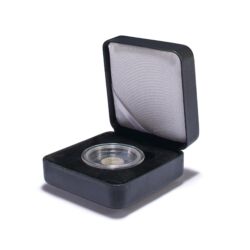 1293645-nobile-coin-case-for-one-magic-capsule-s-jpg Pre elegantnejšiu prezentáciu zapuzdrených mincí odporúčame tieto kvalitné etue s vekom vnútri potiahnutým hodvábom.