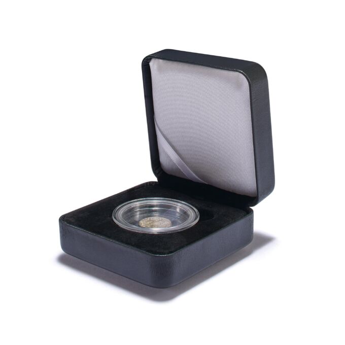 1293645-nobile-coin-case-for-one-magic-capsule-s-jpg Pre elegantnejšiu prezentáciu zapuzdrených mincí odporúčame tieto kvalitné etue s vekom vnútri potiahnutým hodvábom.