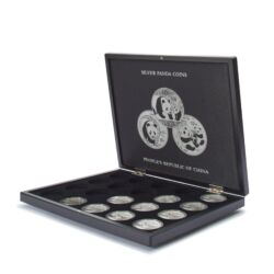 2681016-volterra-uno-presentation-case-for-20-silver-coins-achina-panda-in-original-capsules-jpg Čierna prezentačná etue VOLTERRA UNO de Luxe na 20 mincí Panda 1 Oz v kapsuliach, rozmery 305 x 245 x 30 mm, výrobca Leuchtturm.