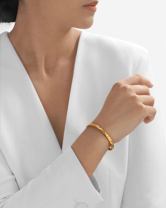 Náš ručne vyrobený klasický náramok na zápästie z 24-karátového zlata je výtvorom pozoruhodného umenia a bezkonkurenčných zručností. Vďaka rýdzosti kovu sa rozprávame o&nbsp;investičnom kúsku, ktorý môžete nostiť.
Vďaka tvárnosti a mäkkosti zlata sa náramok časom jemne prispôsobí vášmu zápästiu, čím zabezpečí maximálne pohodlie. Matný tepaný zlatý povrch vytvára dojem včelieho plástu a robí šperk nielen zaujímavým, ale aj jedinečným. Každý kus je ručne vyrobený. S&nbsp;rýdzosťou kovu 99,99 % je tento náramok príkladom najvyššej kvality zlata.
Vychutnajte si krásu luxusu vyrobeného na mieru. Či už ako samostatný šperk alebo v kombinácii s inými obľúbenými kúskami, obohatí každý outfit svojím nadčasovým šarmom a kvalitným remeselným spracovaním.
-&nbsp;&nbsp;&nbsp;&nbsp;&nbsp;&nbsp;&nbsp;&nbsp;&nbsp; Dodáva sa v elegantnej krabičke
-&nbsp;&nbsp;&nbsp;&nbsp;&nbsp;&nbsp;&nbsp;&nbsp;&nbsp; Obsahuje certifikát pravosti
-&nbsp;&nbsp;&nbsp;&nbsp;&nbsp;&nbsp;&nbsp;&nbsp;&nbsp; Elegantný matný povrch
-&nbsp;&nbsp;&nbsp;&nbsp;&nbsp;&nbsp;&nbsp;&nbsp;&nbsp; Obsahuje&nbsp;100 gramov&nbsp;rýdzeho zlata 0,9999.