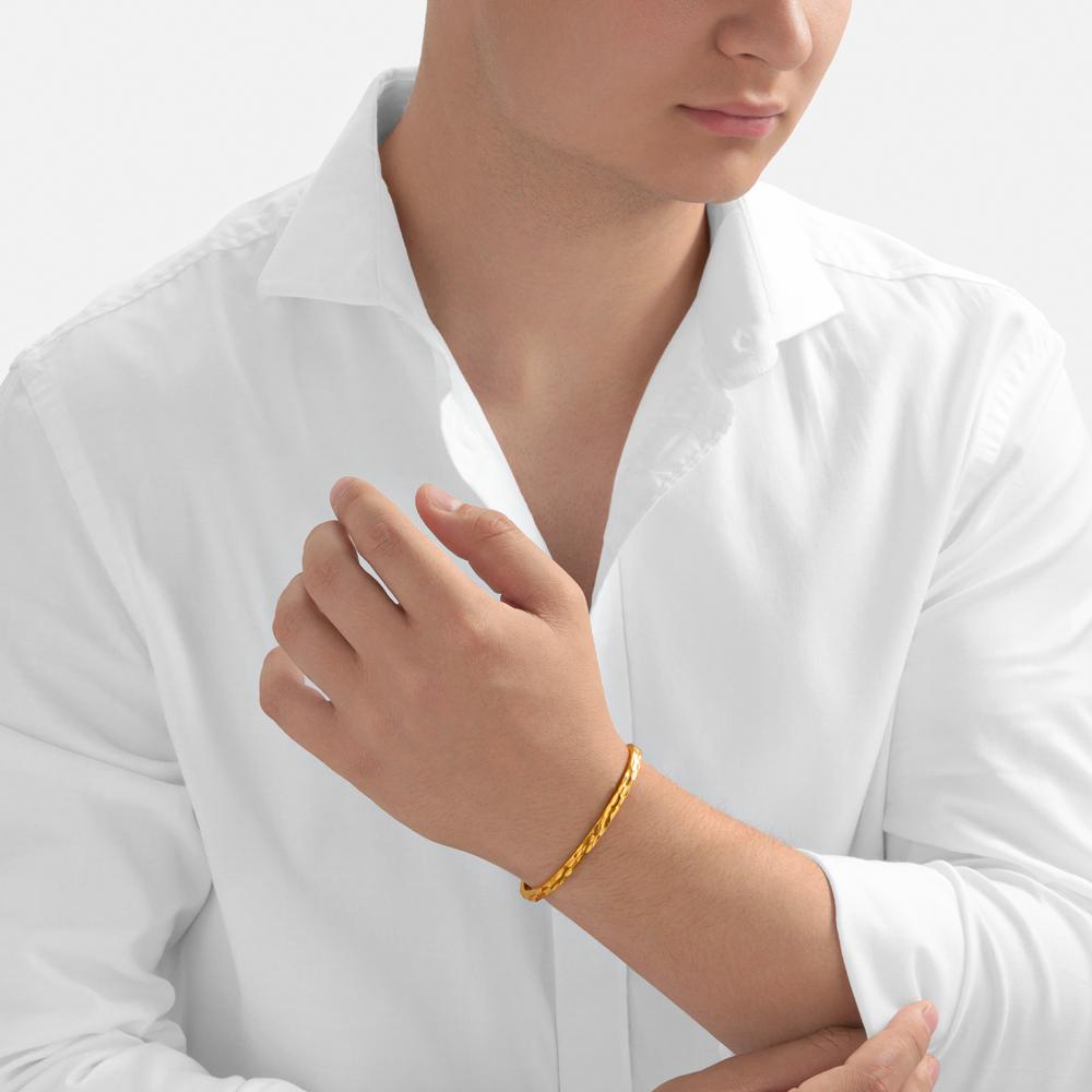 Náš ručne vyrobený klasický náramok na zápästie z 24-karátového zlata je výtvorom pozoruhodného umenia a bezkonkurenčných zručností. Vďaka rýdzosti kovu sa rozprávame o&nbsp;investičnom kúsku, ktorý môžete nostiť.
Vďaka tvárnosti a mäkkosti zlata sa náramok časom jemne prispôsobí vášmu zápästiu, čím zabezpečí maximálne pohodlie. Matný tepaný zlatý povrch vytvára dojem včelieho plástu a robí šperk nielen zaujímavým, ale aj jedinečným. Každý kus je ručne vyrobený. S&nbsp;rýdzosťou kovu 99,99 % je tento náramok príkladom najvyššej kvality zlata.
Vychutnajte si krásu luxusu vyrobeného na mieru. Či už ako samostatný šperk alebo v kombinácii s inými obľúbenými kúskami, obohatí každý outfit svojím nadčasovým šarmom a kvalitným remeselným spracovaním.
-&nbsp;&nbsp;&nbsp;&nbsp;&nbsp;&nbsp;&nbsp;&nbsp;&nbsp; Dodáva sa v elegantnej krabičke
-&nbsp;&nbsp;&nbsp;&nbsp;&nbsp;&nbsp;&nbsp;&nbsp;&nbsp; Obsahuje certifikát pravosti
-&nbsp;&nbsp;&nbsp;&nbsp;&nbsp;&nbsp;&nbsp;&nbsp;&nbsp; Elegantný matný povrch
-&nbsp;&nbsp;&nbsp;&nbsp;&nbsp;&nbsp;&nbsp;&nbsp;&nbsp; Obsahuje&nbsp;100 gramov&nbsp;rýdzeho zlata 0,9999.