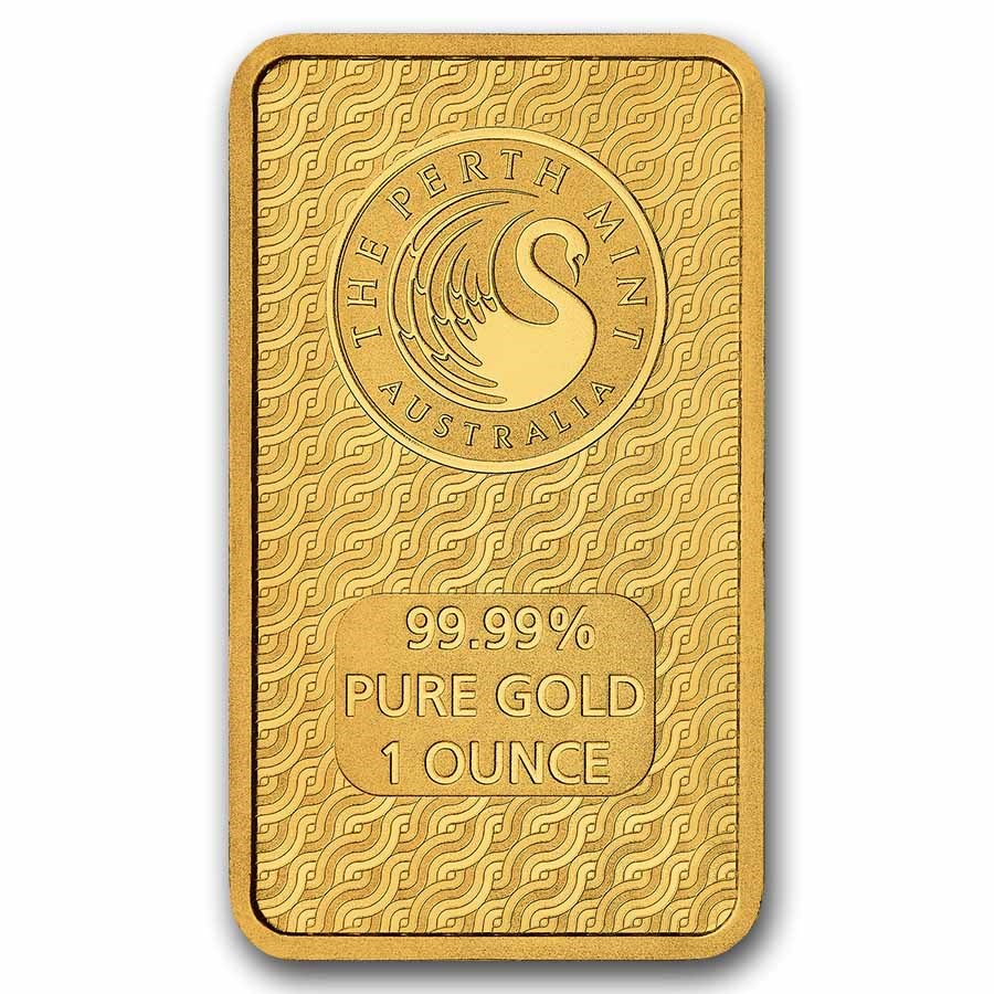 Symbol sily
Kôň, siedmy v poradí po hadovi, údajne udeľuje nezávislosť, charizmu a zmysel pre dobrodružstvo tým, ktorí sa narodili pod jeho vplyvom v rokoch 2026, 2014, 2002, 1990 a každých 12 rokov v predchádzajúcom roku. Keďže sú vášniví a temperamentní, sú obdarení prirodzeným šarmom a schopnosťou inšpirovať ostatných.
Dizajn lunárneho koňa
Táto starostlivo vyrobená tehlička z rýdzeho zlata má razený odtlačok lunárneho koňa na vzorovanom pozadí. Tvor sa objavuje v nápadnom cválajúcom postoji. Súčasťou dizajnu je nápis „HORSE“ a čínsky znak pre koňa.
Zadná strana tehličky je vyrazená registrovanou značkou London Bullion Market Association spoločnosti Perth Mint, štylizovanou labuťou symbolizujúcou našu 125-ročnú reputáciu kvality.
Logo a hmotnosť a rýdzosť tehličky sa nachádzajú na rovnakom vzore pozadia.