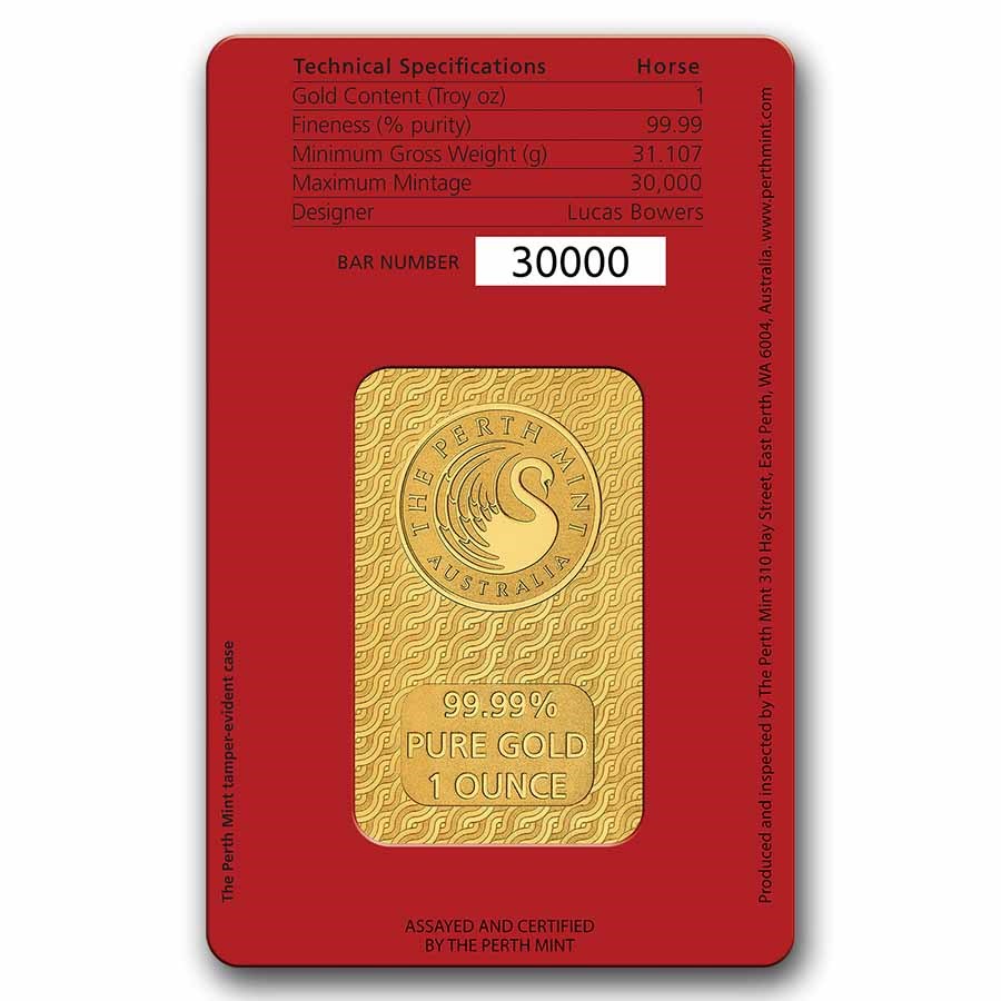 Symbol sily
Kôň, siedmy v poradí po hadovi, údajne udeľuje nezávislosť, charizmu a zmysel pre dobrodružstvo tým, ktorí sa narodili pod jeho vplyvom v rokoch 2026, 2014, 2002, 1990 a každých 12 rokov v predchádzajúcom roku. Keďže sú vášniví a temperamentní, sú obdarení prirodzeným šarmom a schopnosťou inšpirovať ostatných.
Dizajn lunárneho koňa
Táto starostlivo vyrobená tehlička z rýdzeho zlata má razený odtlačok lunárneho koňa na vzorovanom pozadí. Tvor sa objavuje v nápadnom cválajúcom postoji. Súčasťou dizajnu je nápis „HORSE“ a čínsky znak pre koňa.
Zadná strana tehličky je vyrazená registrovanou značkou London Bullion Market Association spoločnosti Perth Mint, štylizovanou labuťou symbolizujúcou našu 125-ročnú reputáciu kvality.
Logo a hmotnosť a rýdzosť tehličky sa nachádzajú na rovnakom vzore pozadia.