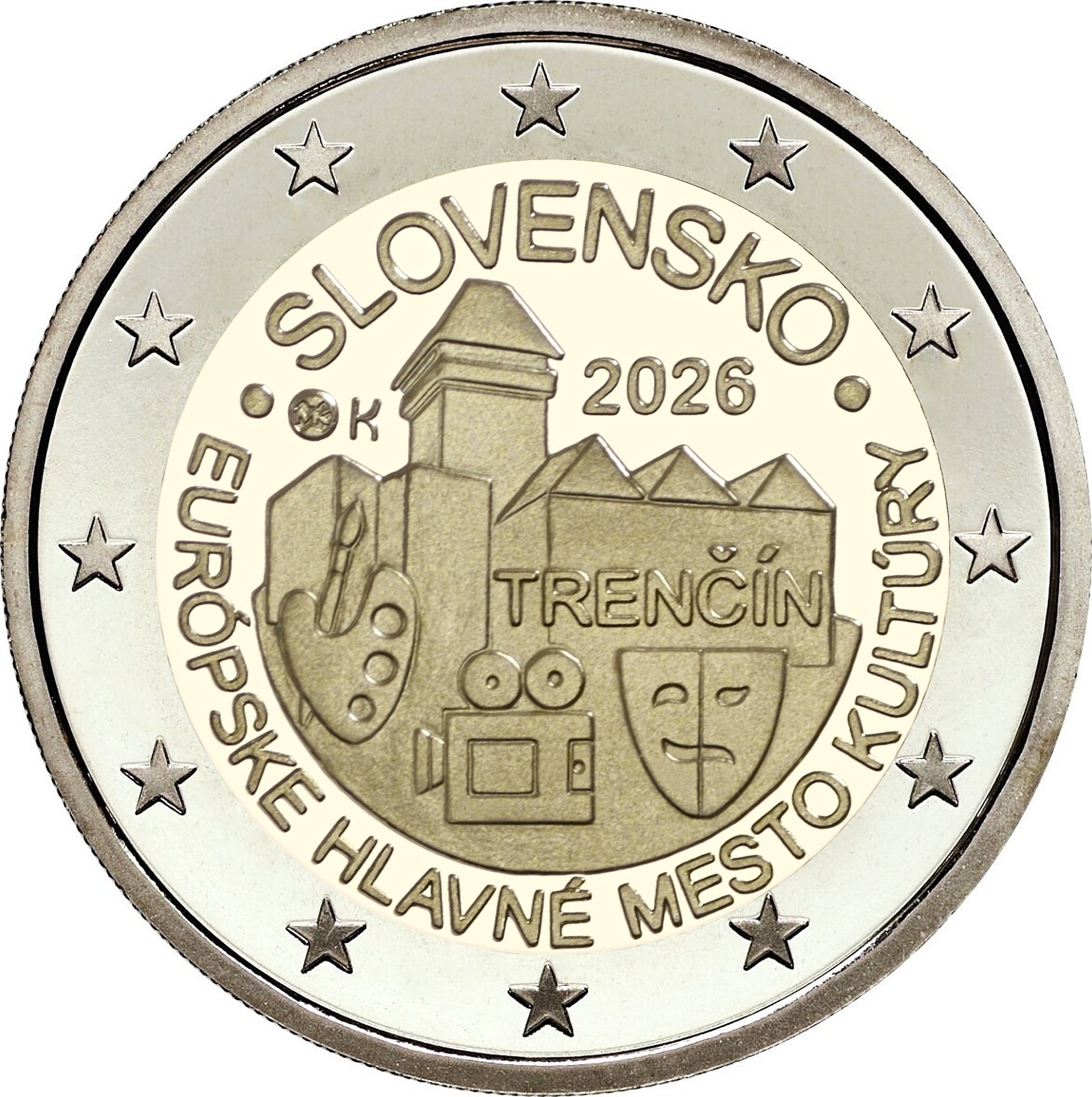 Na národnej strane pamätnej euromince je štylizovaná silueta Trenčianskeho hradu doplnená o schematické symboly umeleckých a kultúrnych prvkov – paletu so štetcom, filmovú kameru a divadelné masky, ktoré zdôrazňujú motív pamätnej euromince.&nbsp; Do kompozície je vsadený názov mesta „TRENČÍN“ a letopočet „2026“. Vľavo od kompozície je značka Mincovne Kremnica, štátny podnik, ktorú tvorí skratka „MK“ umiestnená medzi dvoma razidlami a&nbsp; vedľa nej je štylizovaná iniciálka mena autorky výtvarného návrhu BcA. Kláry Fojtů „K“. V spodnej časti je v opise nápis „EURÓPSKE HLAVNÉ MESTO KULTÚRY“, ktorý je grafickými značkami oddelený od názvu štátu „SLOVENSKO“, ktorý je v opise v hornej časti. Vo vonkajšom prstenci pamätnej euromince je vyobrazených dvanásť hviezd vlajky Európskej únie.
