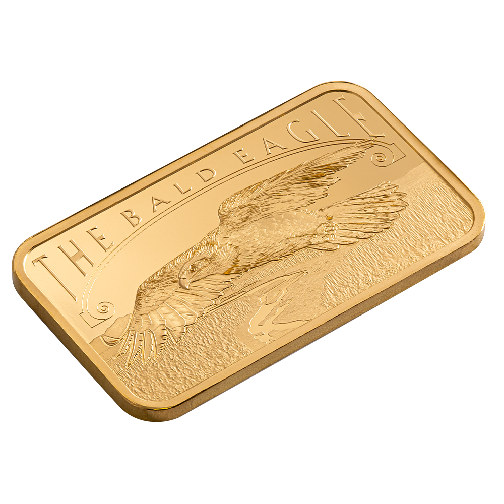 920600-pamp_america-the-free_bald_eagle_gold_bar_5g_3-png Táto 5-gramová tehlička z rýdzeho zlata je prvou z novej série zlatých tehličiek, ktoré zachytávajú podstatu slobodnej Ameriky.
Orol bielohlavý bol zvolený za národný znak Spojených štátov v roku 1782, oslavujúc cnosti, ktoré dúfame, že národ zdieľa s týmto typickým americkým vtákom: dlhý život, majestátnu silu a vznášajúcu sa slobodu.
Amerika si pripomína svoj veľký národ touto zlatou tehličkou zobrazujúcou orla bielohlavého vznášajúceho sa vysoko; mocnú ikonu nezávislosti a odolnosti, ktorá stelesňuje ducha a ideály Ameriky.
Každá tehlička je uložená na vlastnej testovacej karte CertiPAMP a je individuálne serializovaná. Limitovaná razba 12 500 kusov.