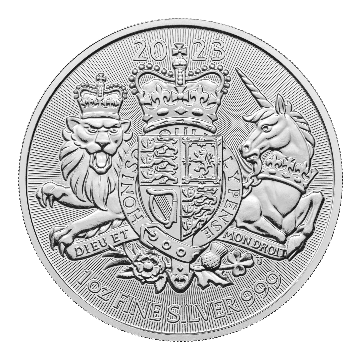Kráľovská mincovňa hrdo oslavuje jeden z najznámejších a najmajestátnejších symbolov Spojeného kráľovstva, „The Royal Arms“.
Po storočiach používania na transparentoch a štítoch na bojisku sa historické „The Royal Arms“ podarilo zachytiť na minci z kráľovskej mincovne. „The Royal Arms“ sú oficiálnym erbom vládnuceho panovníka a možno ho vidieť všade od oficiálnych britských dokumentov až po pamiatky po celom Spojenom kráľovstve.
Tento trvalý znak znamená po stáročia kráľovskú hodnosť a silu. V roku 2019 vytvoril heraldický umelec Timothy Noad interpretáciu "The Royal Arms" pre nový sortiment mincí z drahých kovov a dizajn sa teraz vracia už&nbsp;piaty rok po sebe. Na líci sa nachádza oficiálny portrét Jeho Veličenstva Kráľa, ktorý vytvoril Martin Jennings.
Kráľovská zbroj je oficiálnym štátnym znakom vládnuceho panovníka, ktorého portrét je na lícnej strane tejto minci. Royal Arms, ktorý sa kedysi na stredovekom bojisku používal na štíty a transparenty, sa teraz dostáva do centra pozornosti obklopený lúčmi, ktoré vytvárajú nádherné pozadie a poskytujú pridanú funkciu zabezpečenia mince. Mince sú dokončené podľa najvyššieho štandardu kráľovskej mincovne.