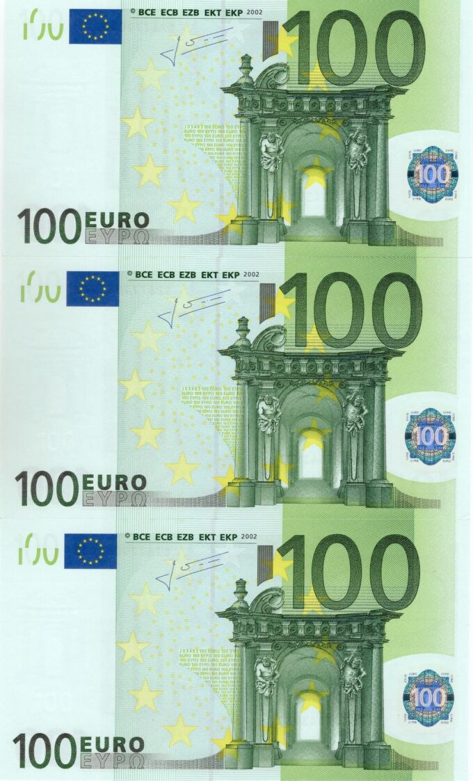 4125596-bankovka_100_eur_banknote_s26779043914-s26779043923-s26779043932_1-jpg 3 x 100 EURO, 2002, Séria "S", Taliansko, Tlačová doska: J034B3, Podpis: Jean-Claude Trichet, Stav: UNC, POSTUPKA!
