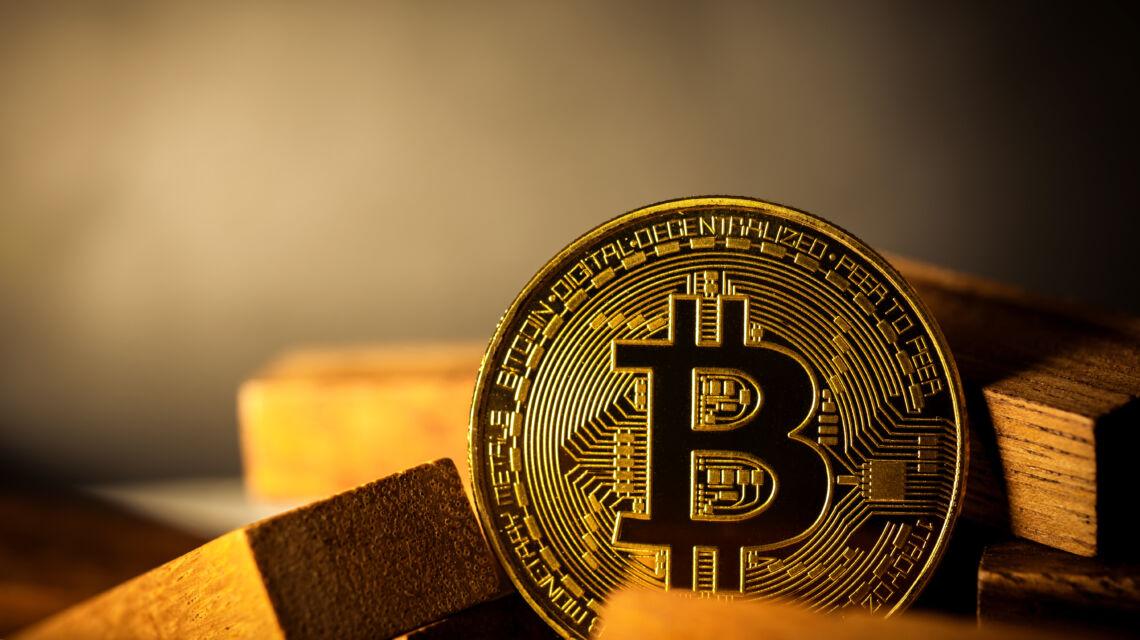 Investičné zlato a Bitcoin vedľa seba – zlaté tehličky a bitcoinová minca ako symbol porovnania tradičného a digitálneho investovania. Ilustračný obrázok.