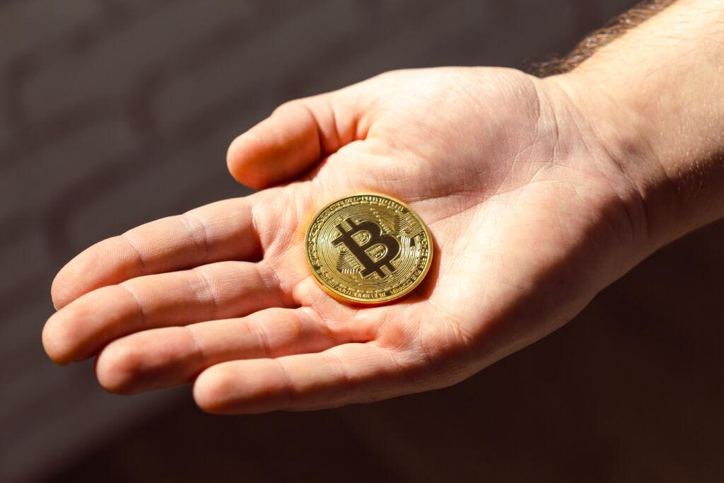 Investičné zlato a Bitcoin vedľa seba – zlaté tehličky a bitcoinová minca ako symbol porovnania tradičného a digitálneho investovania.